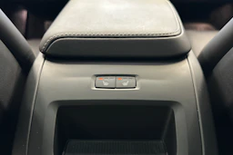 musta Volvo XC60 2024 kuva 26.