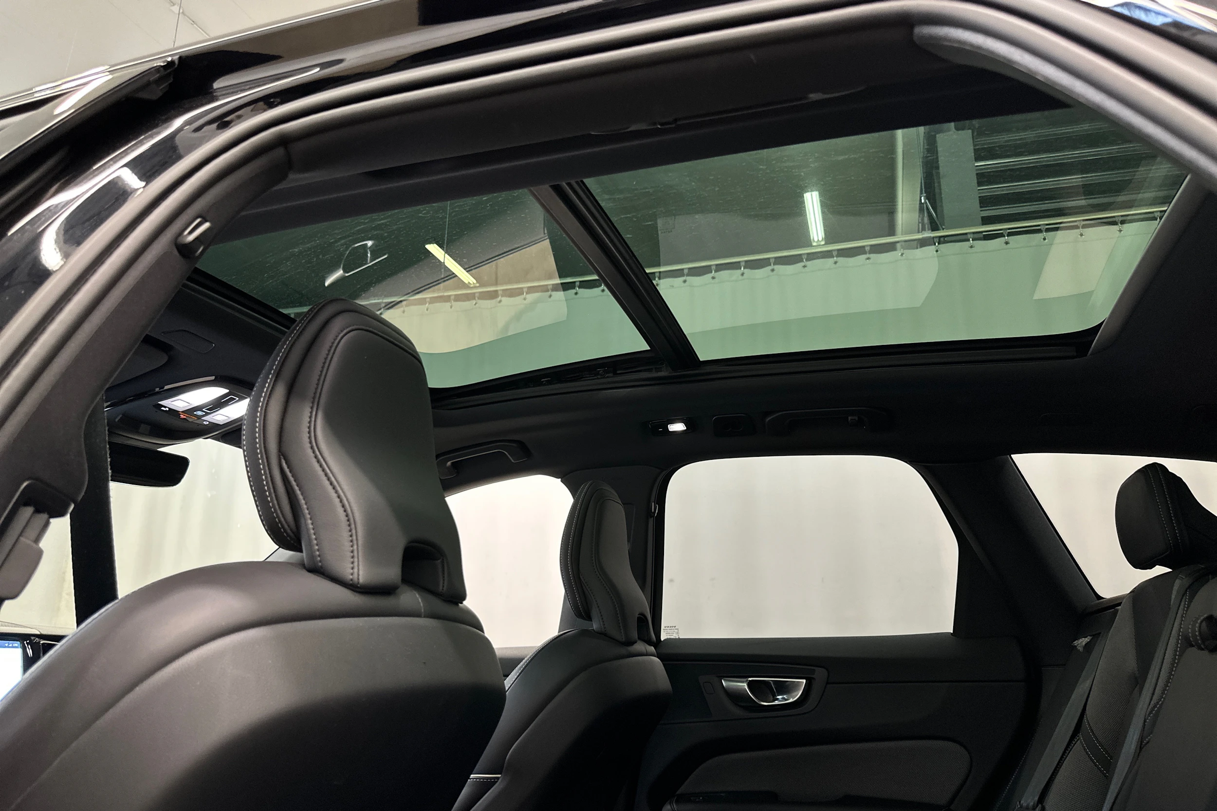 musta Volvo XC60 2024 kuva 27.