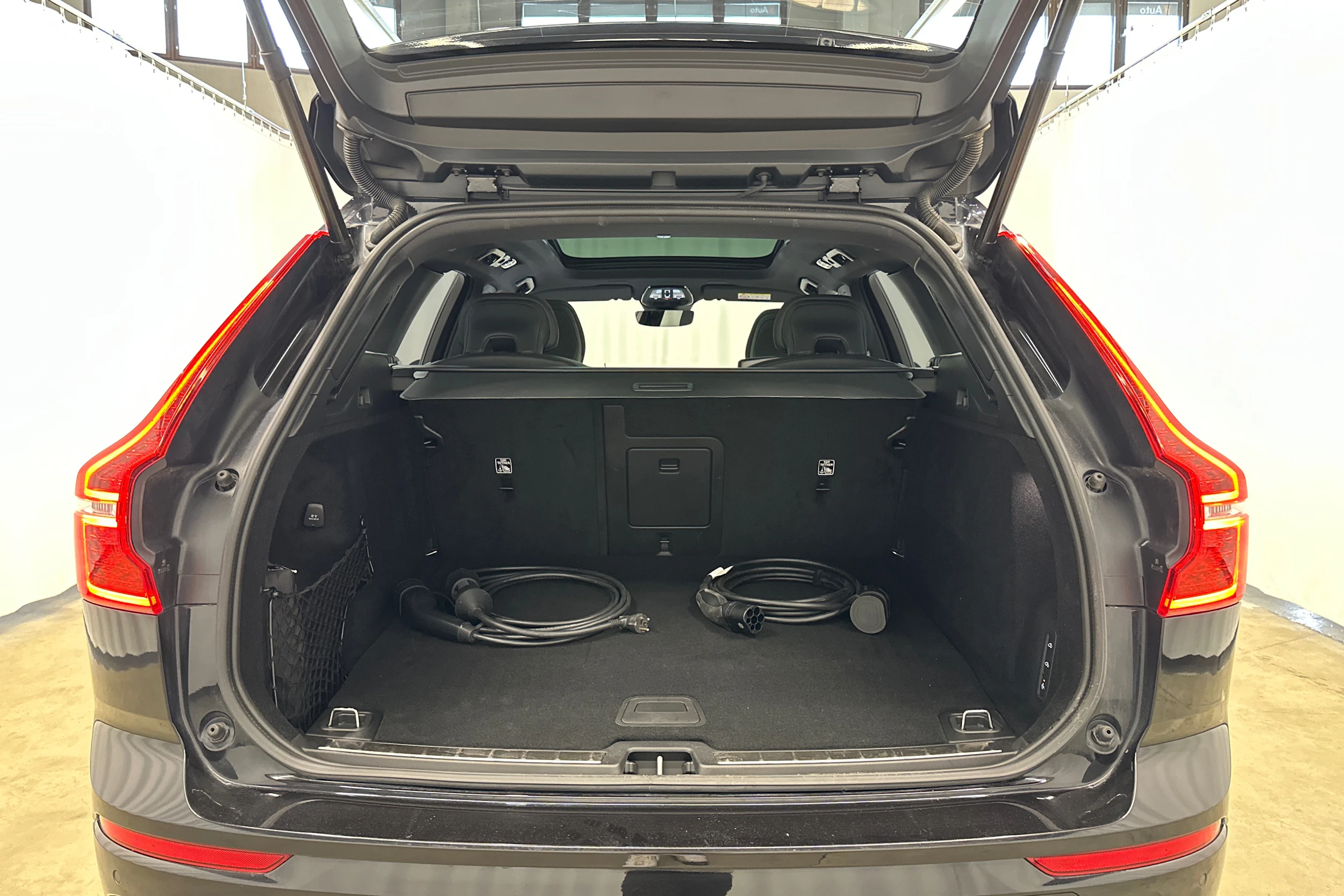 musta Volvo XC60 2024 kuva 28.