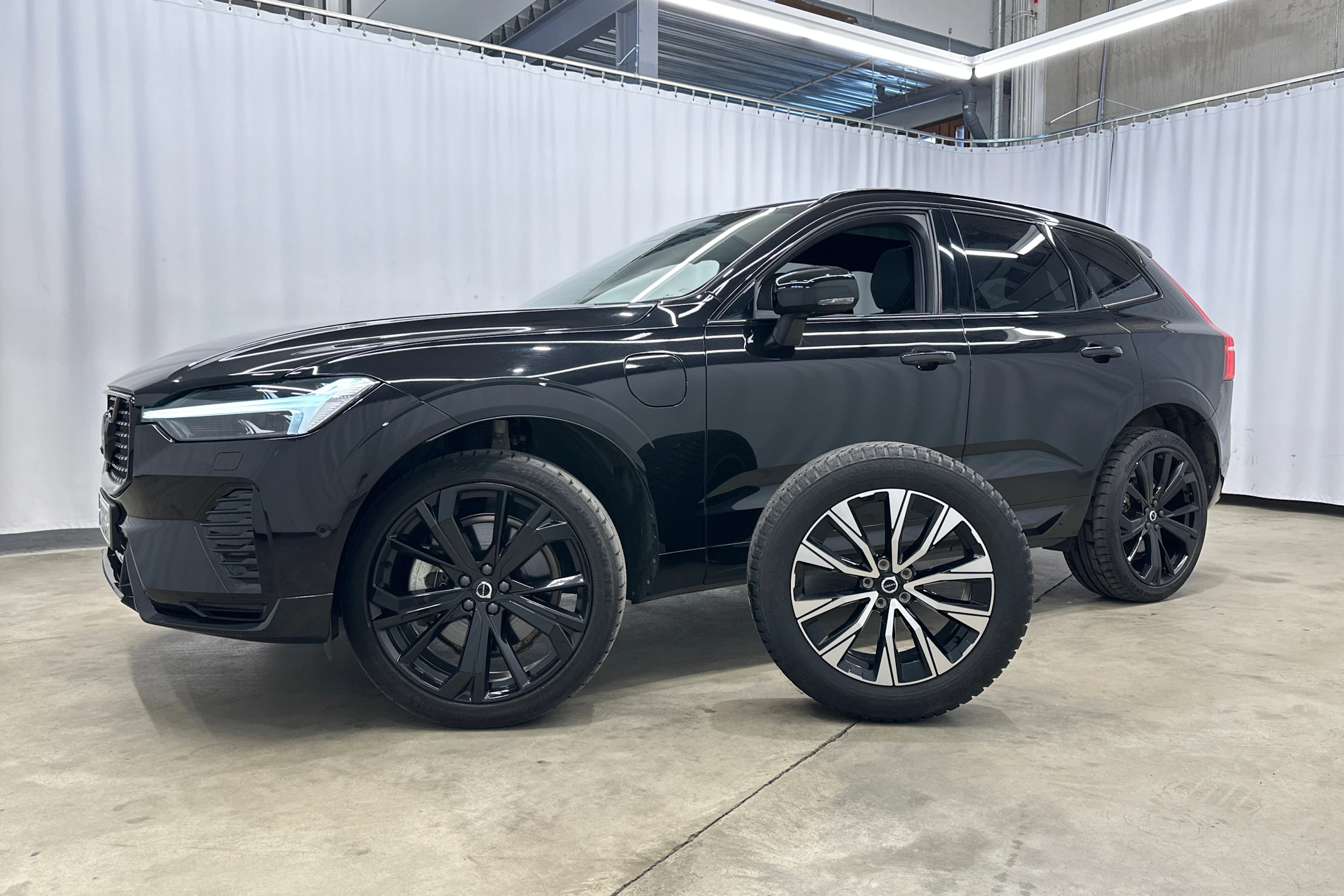 musta Volvo XC60 2024 kuva 33.