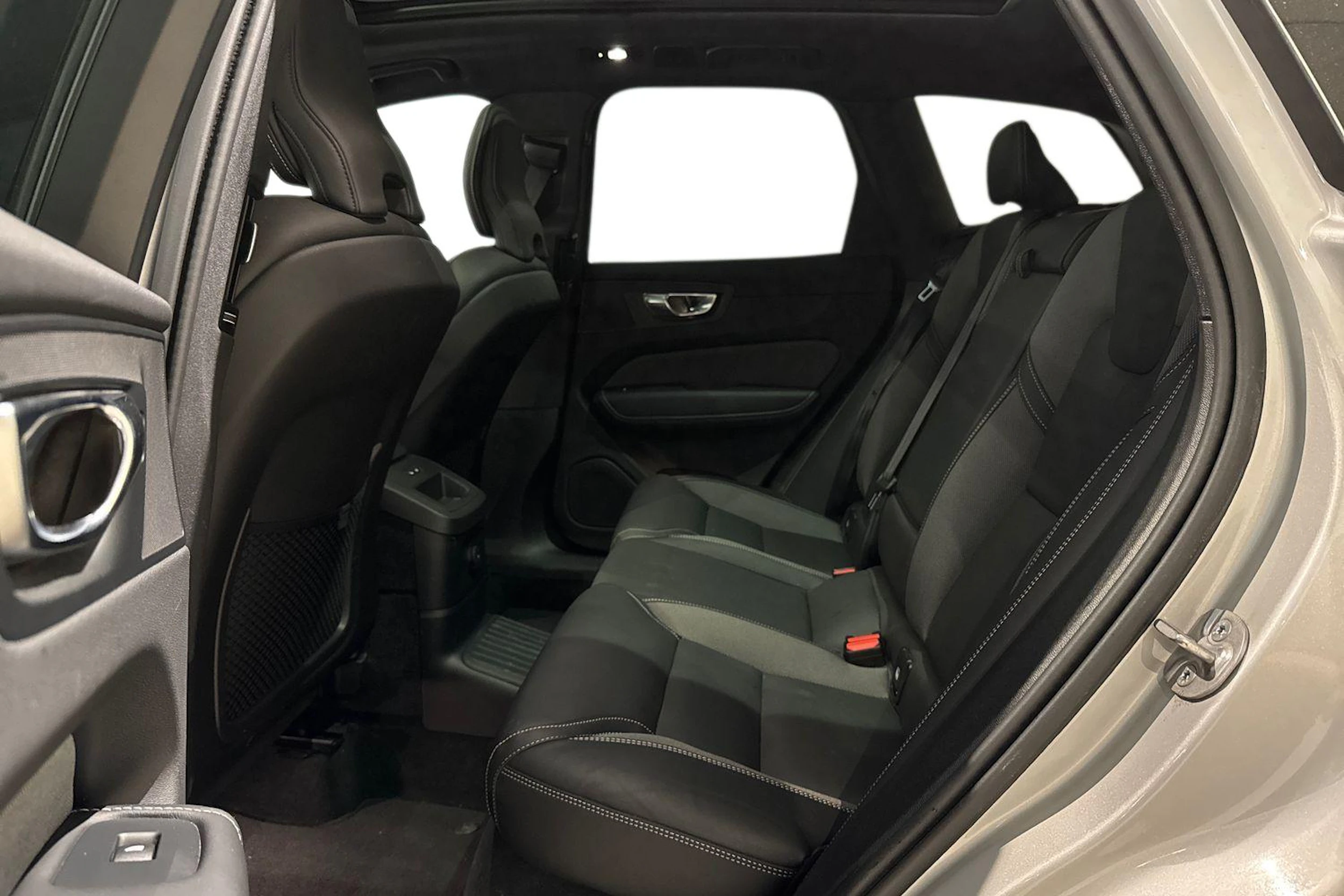 met. harmaa Volvo XC60 2025 kuva 11.
