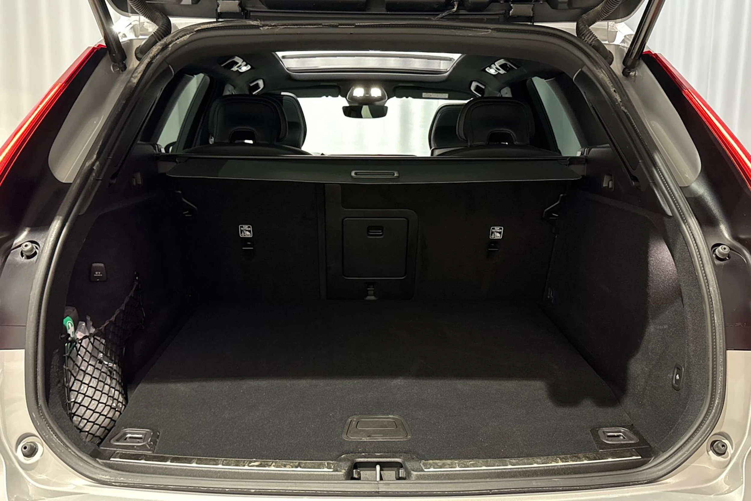 met. harmaa Volvo XC60 2025 kuva 16.