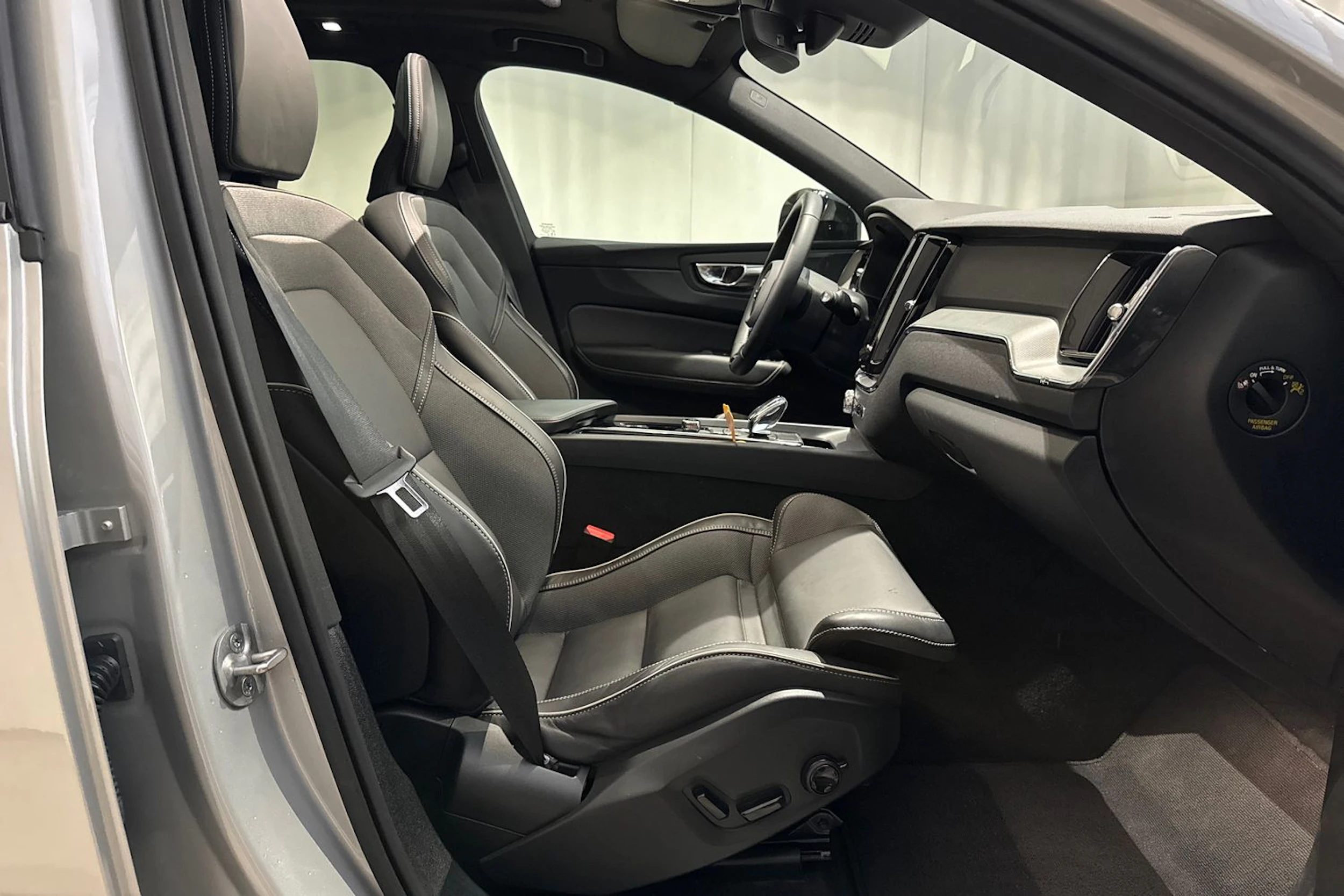 met. harmaa Volvo XC60 2025 kuva 18.