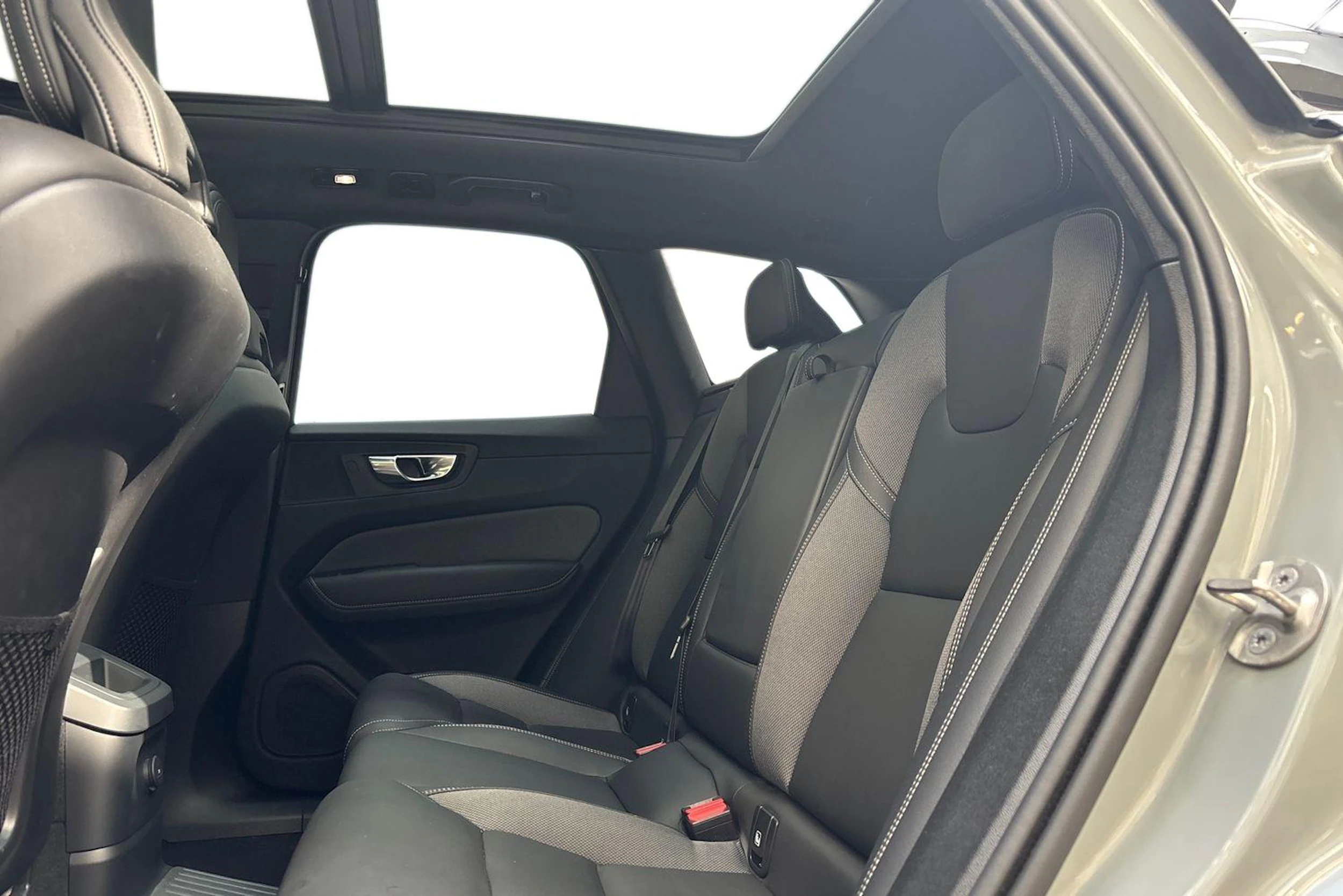 harmaa Volvo XC60 2025 kuva 8.