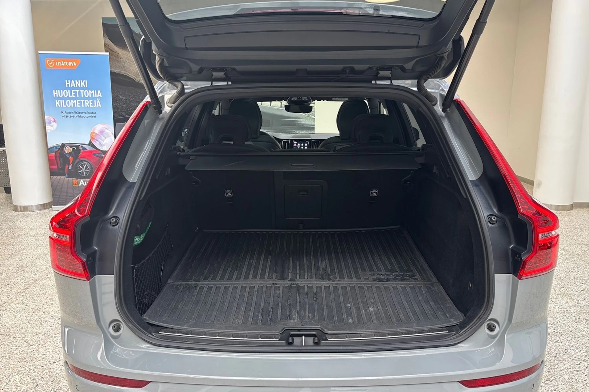 harmaa Volvo XC60 2025 kuva 11.
