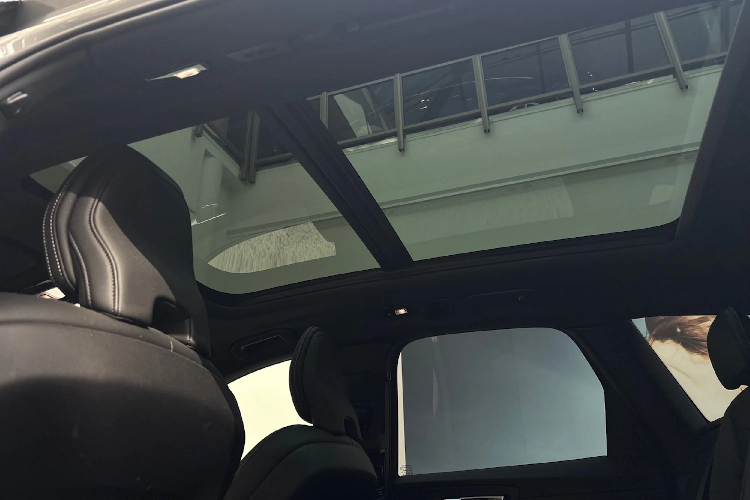 harmaa Volvo XC60 2025 kuva 15.