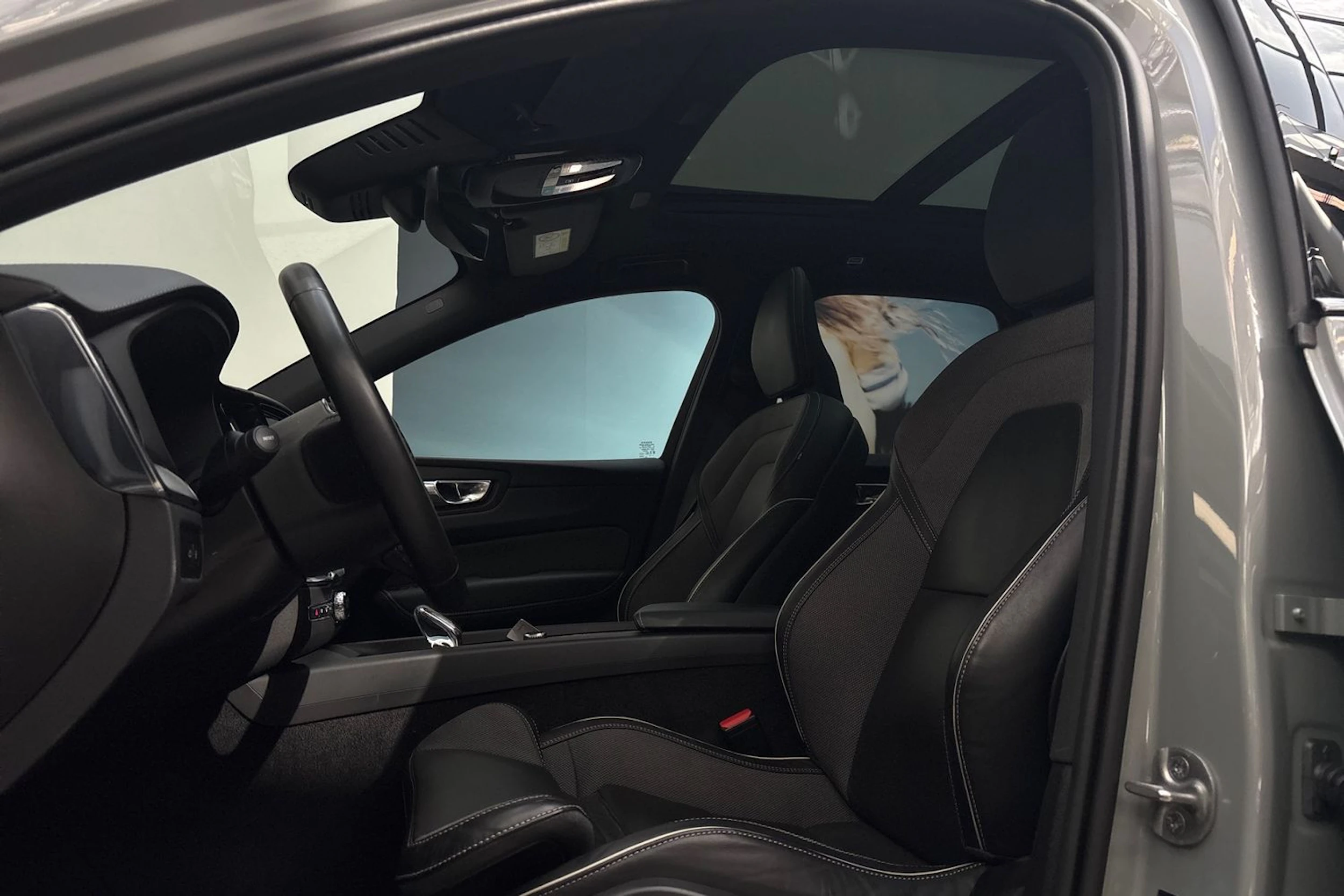 harmaa Volvo XC60 2025 kuva 16.