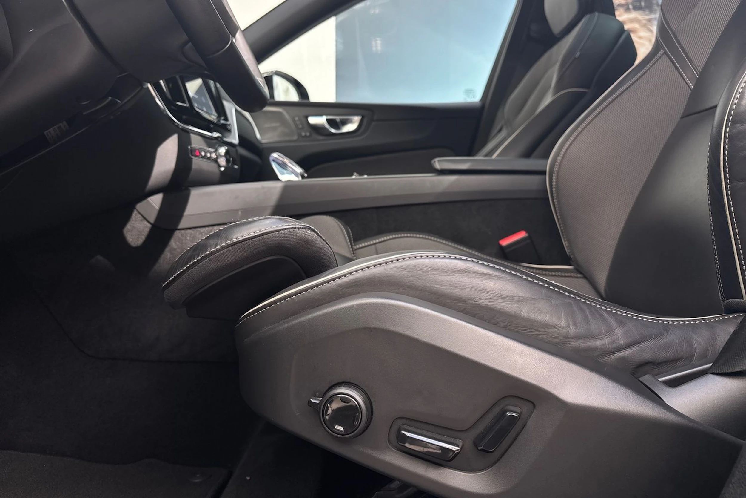 harmaa Volvo XC60 2025 kuva 18.