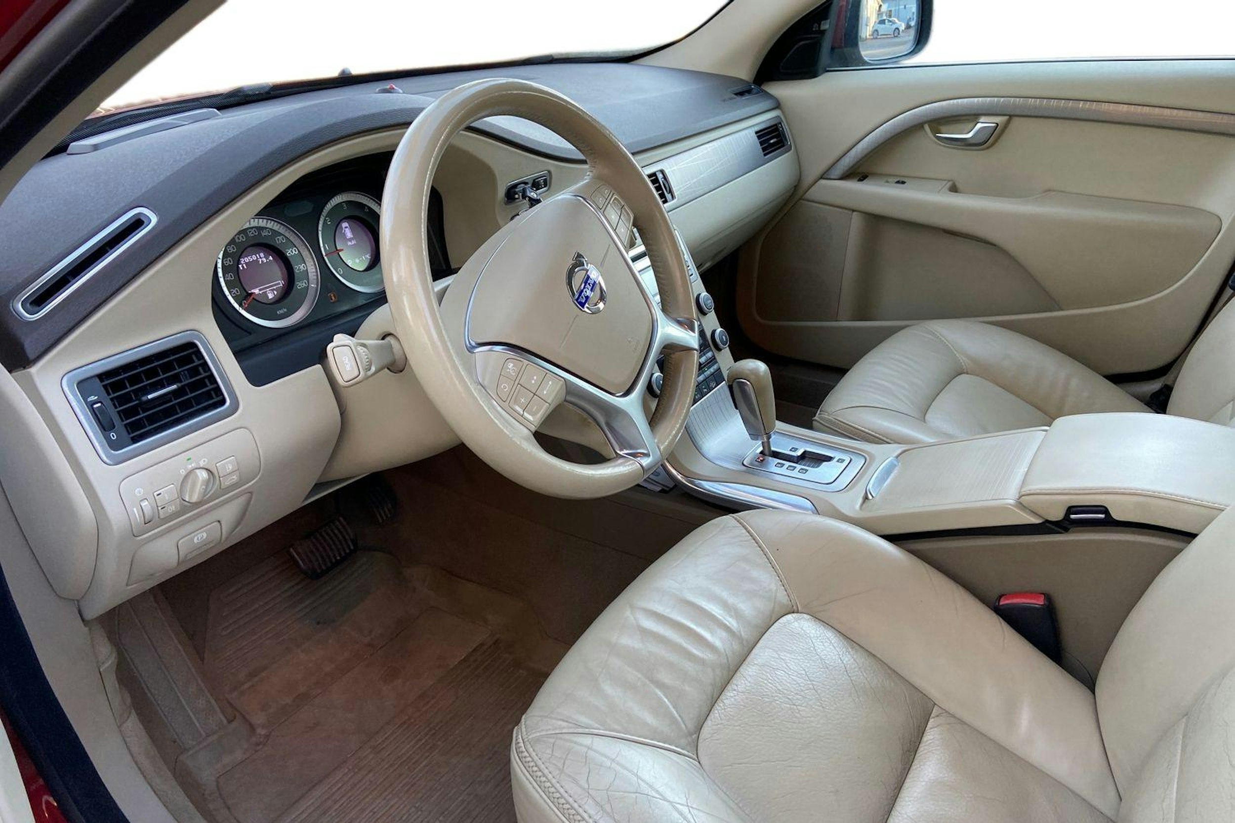 punainen Volvo XC70 2010 kuva 7.