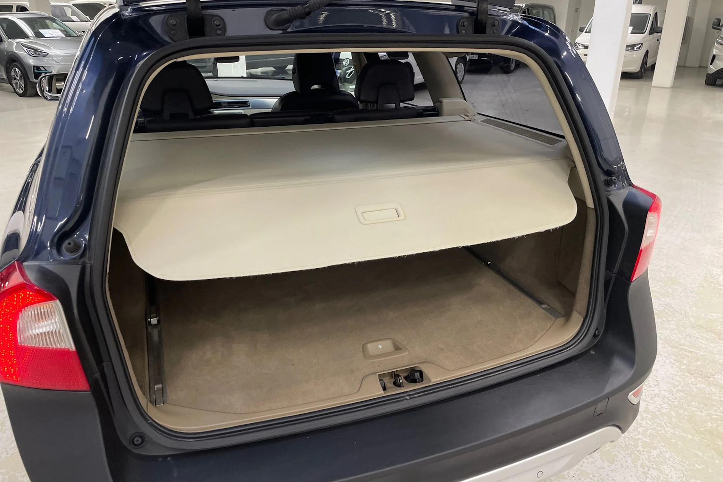 sininen Volvo XC70 2011 kuva 12.