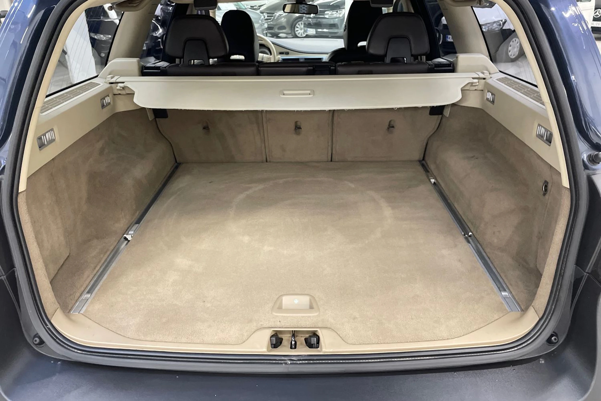 sininen Volvo XC70 2011 kuva 13.