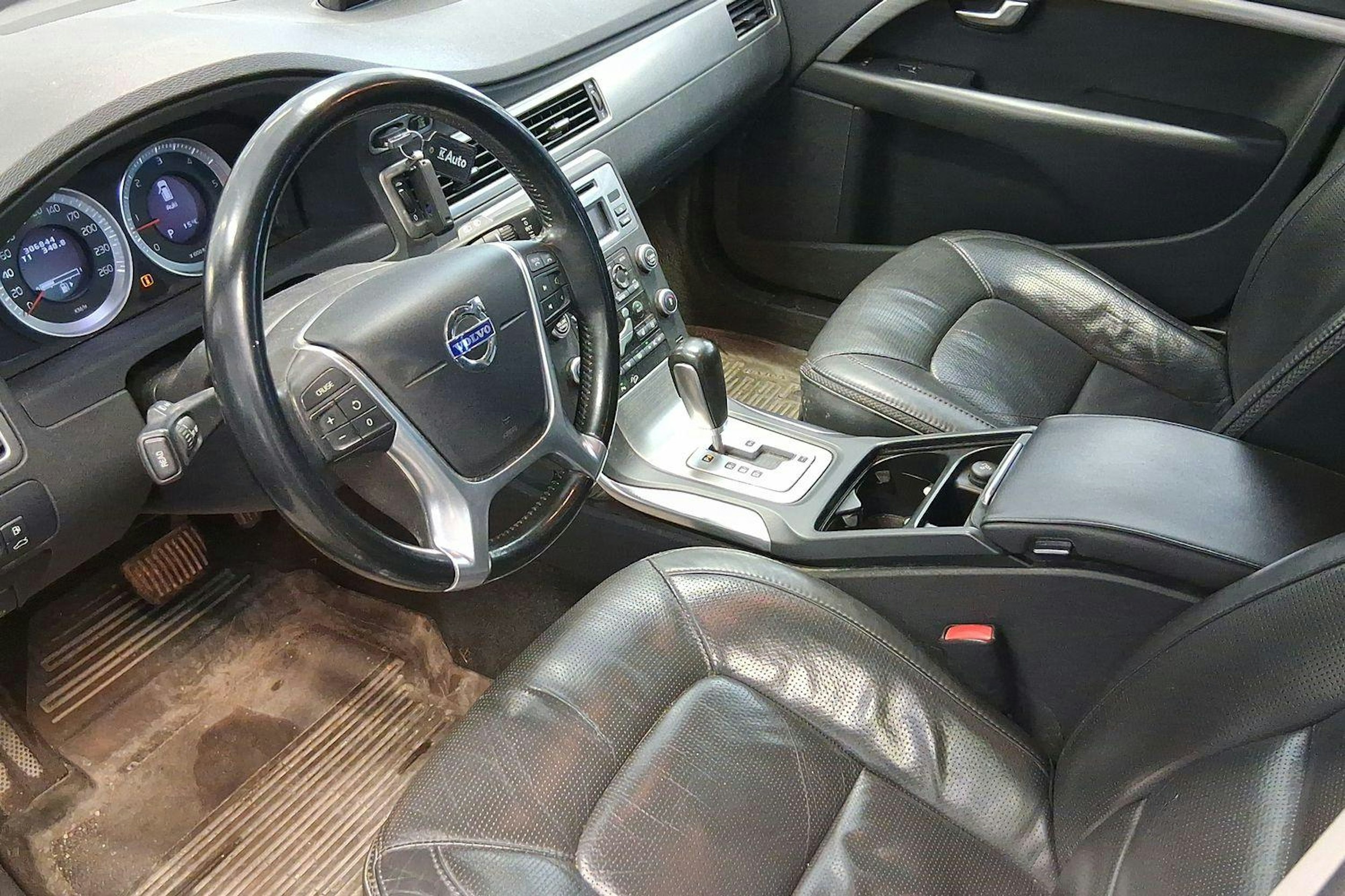 valkoinen Volvo XC70 2011 kuva 3.