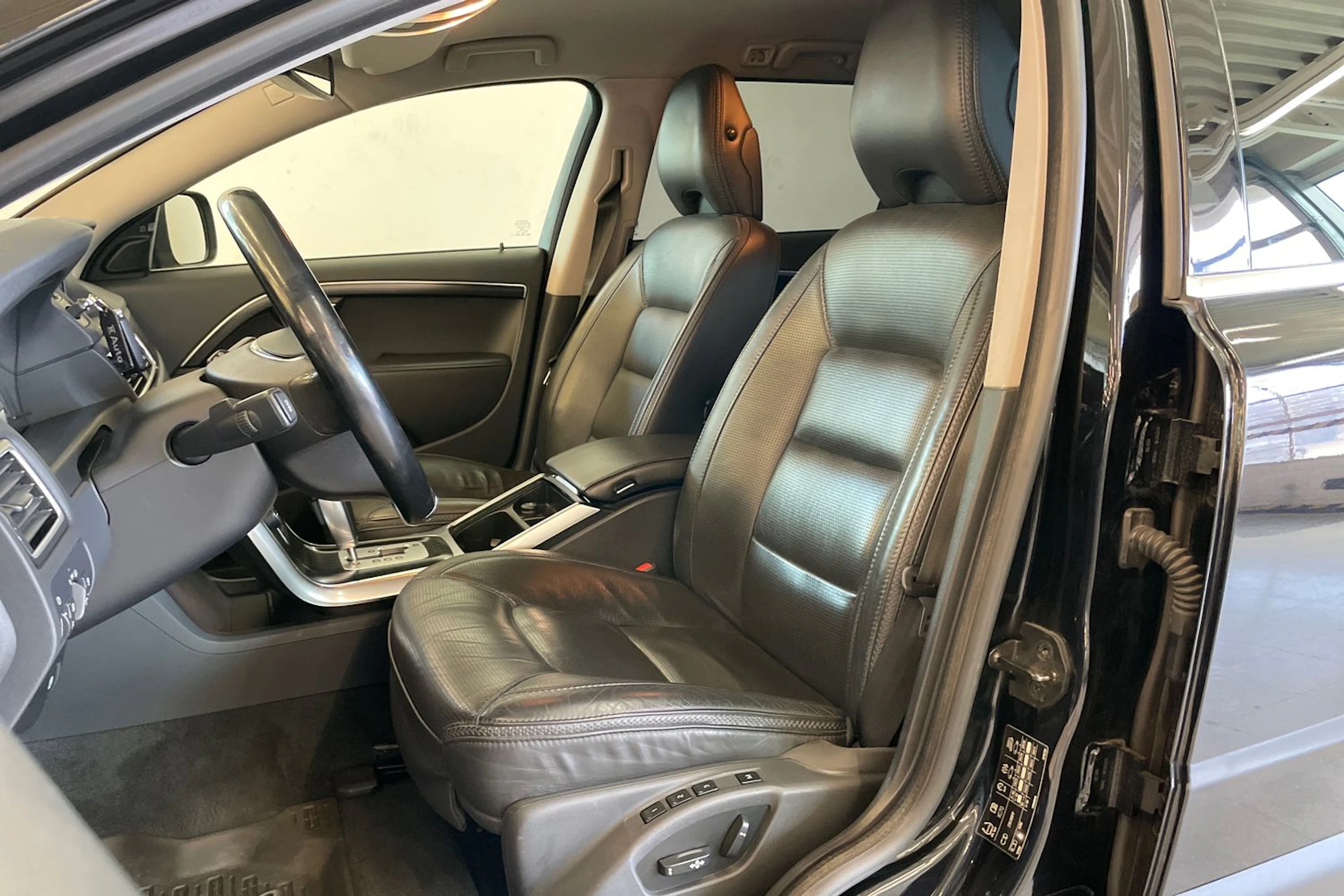 musta Volvo XC70 2012 kuva 18.