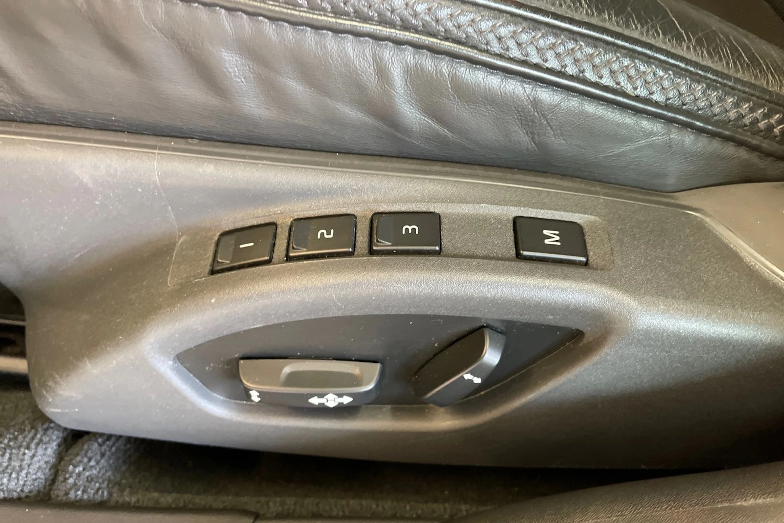 musta Volvo XC70 2012 kuva 20.