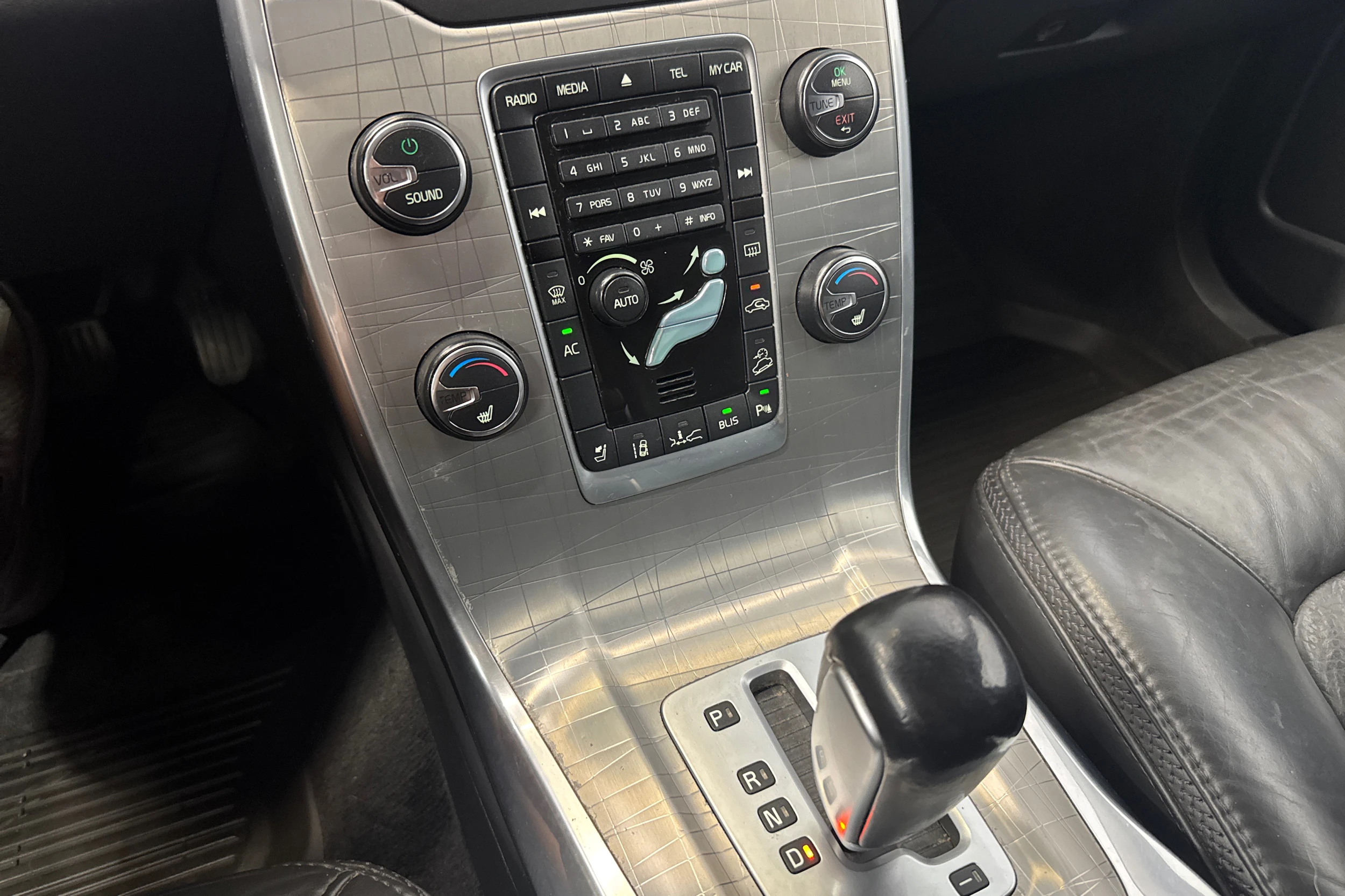musta Volvo XC70 2012 kuva 21.