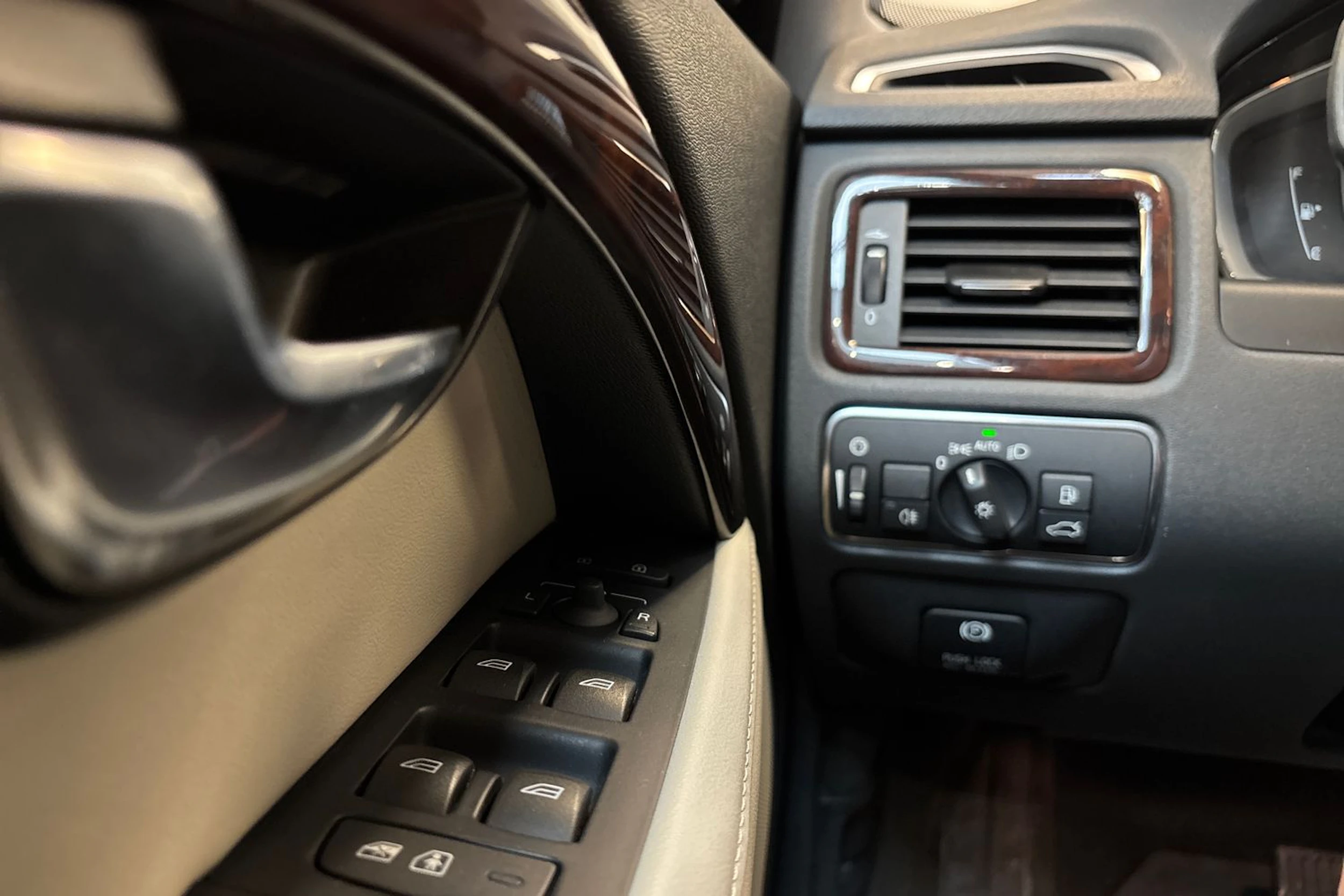 valkoinen Volvo XC70 2013 kuva 16.