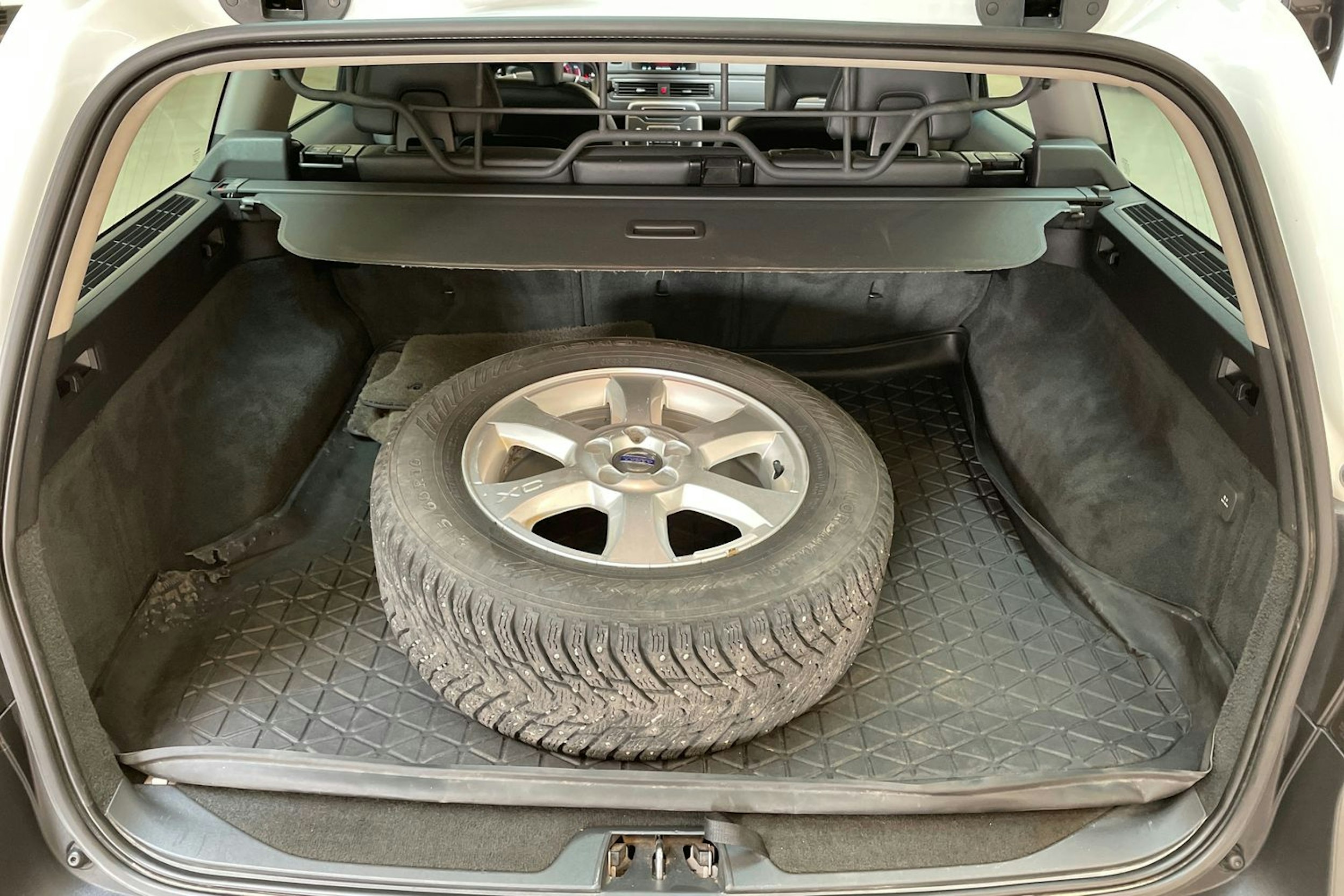 valkoinen Volvo XC70 2014 kuva 14.