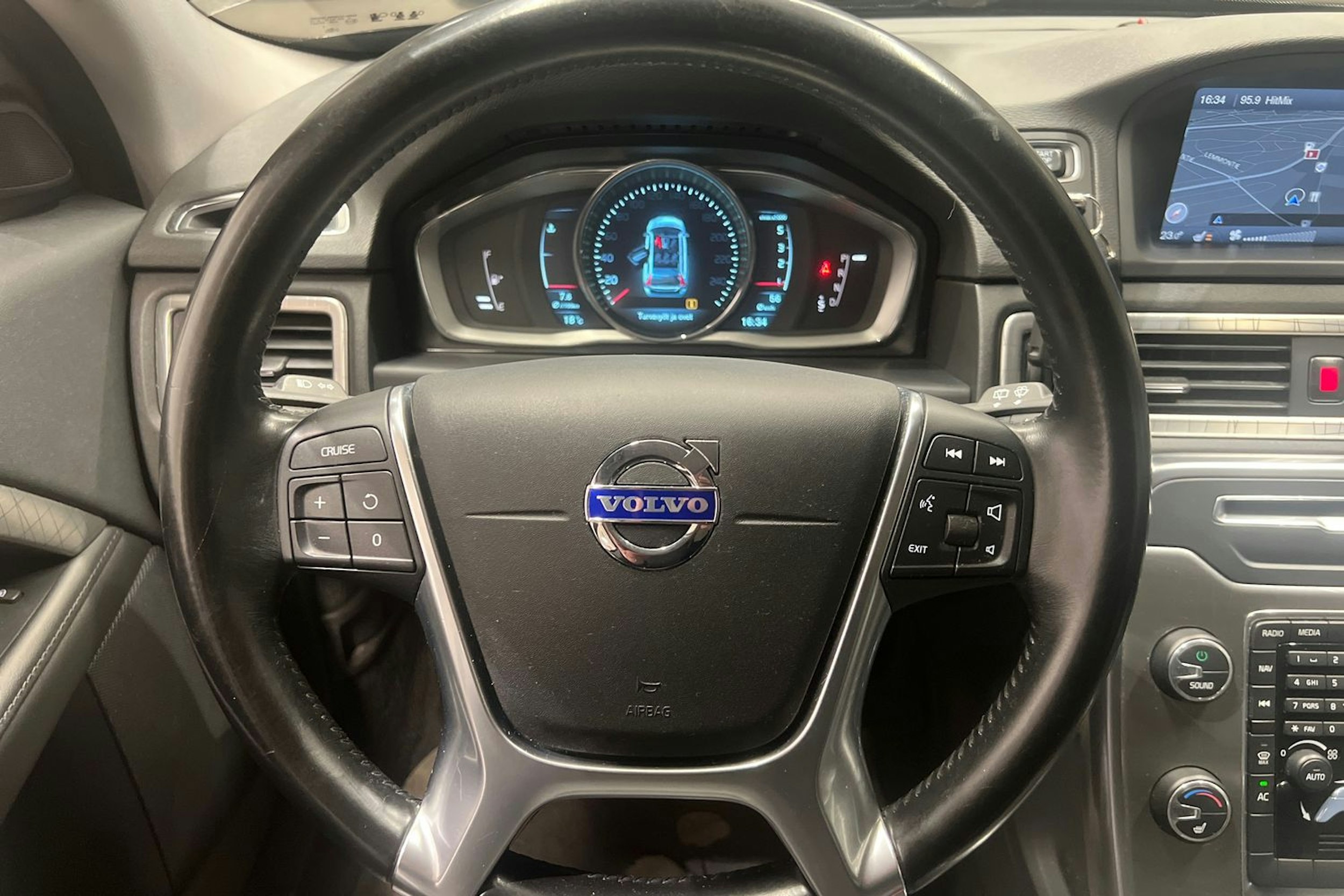 musta Volvo XC70 2014 kuva 13.