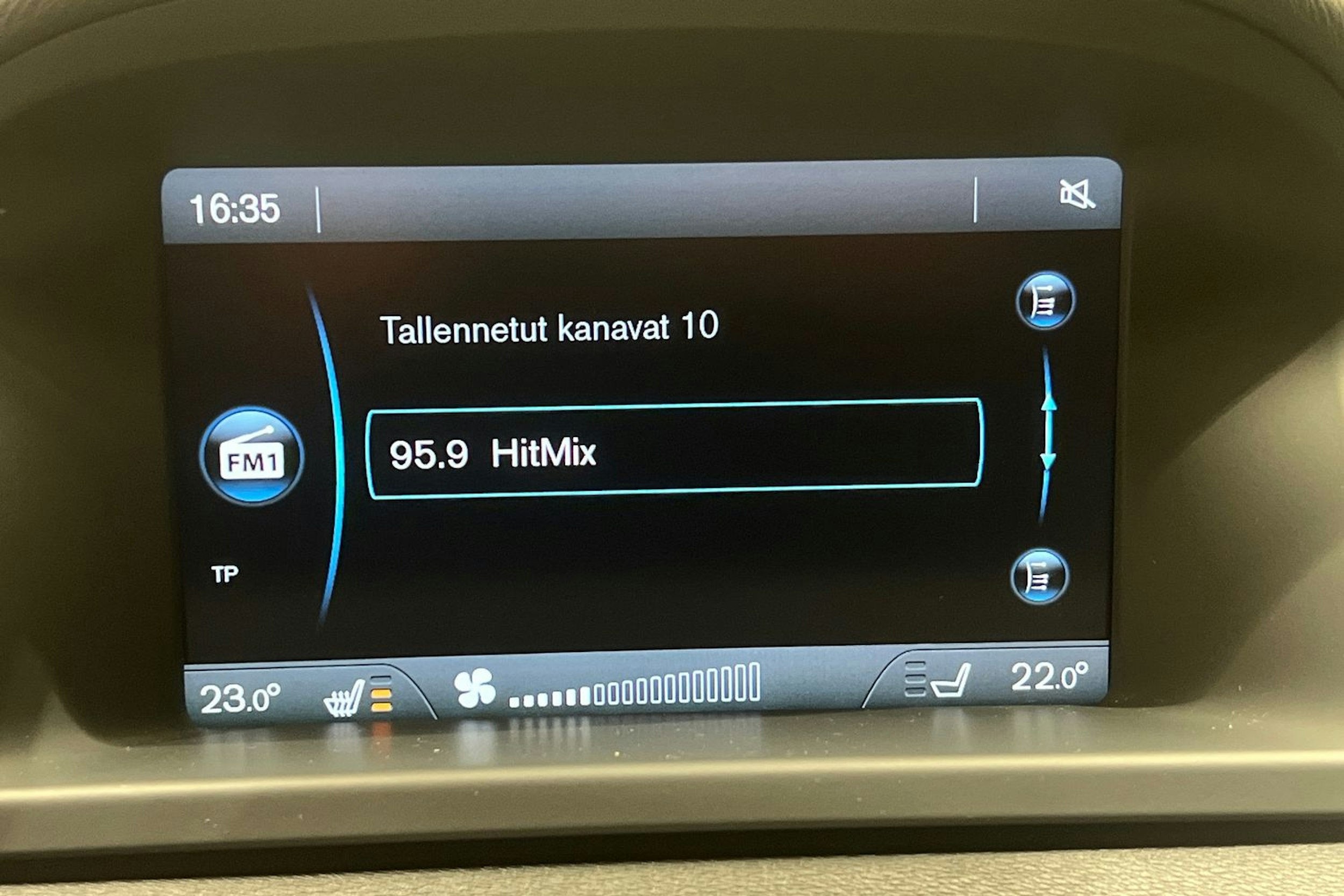 musta Volvo XC70 2014 kuva 16.