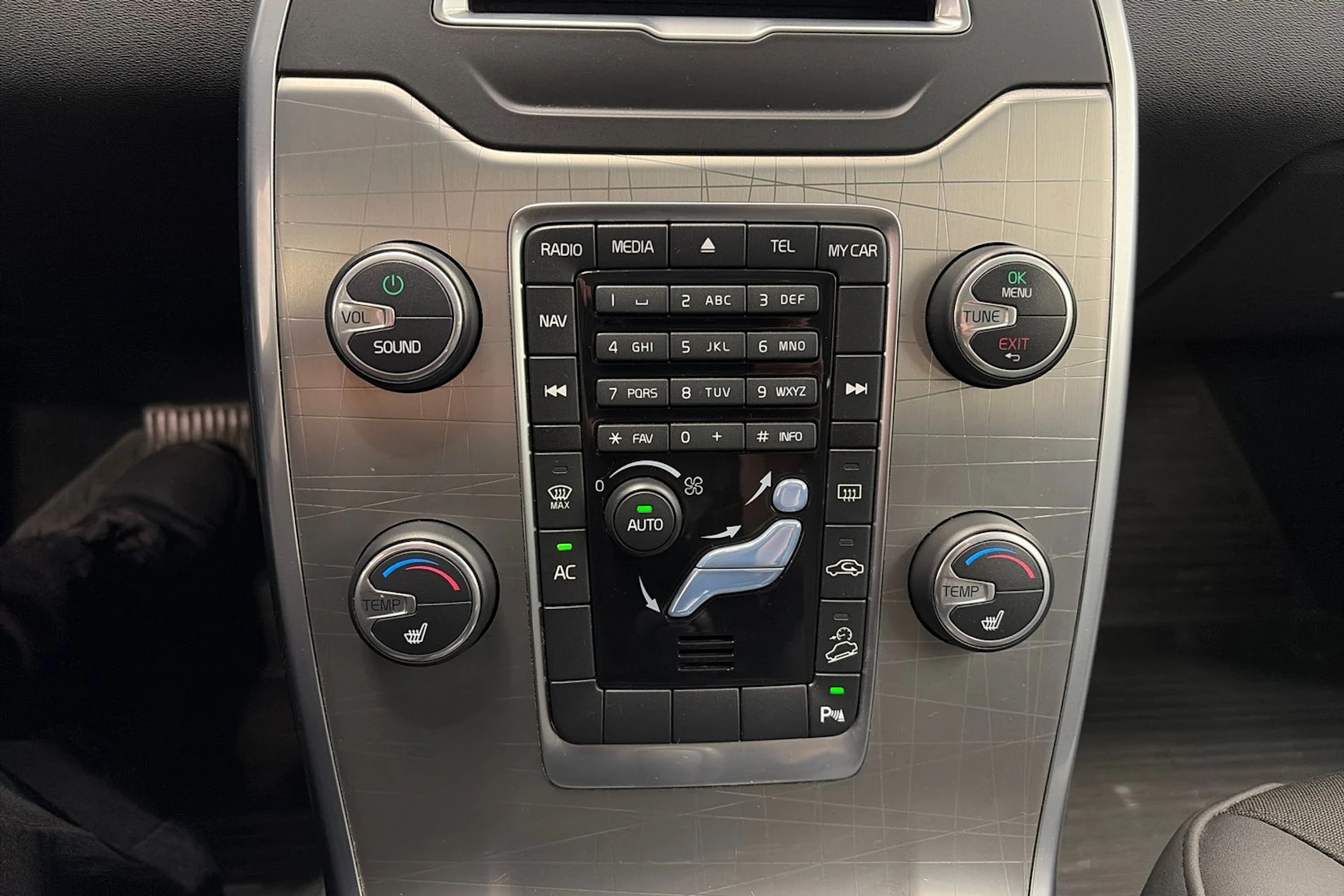 Musta Volvo XC70 2014 kuva 19.