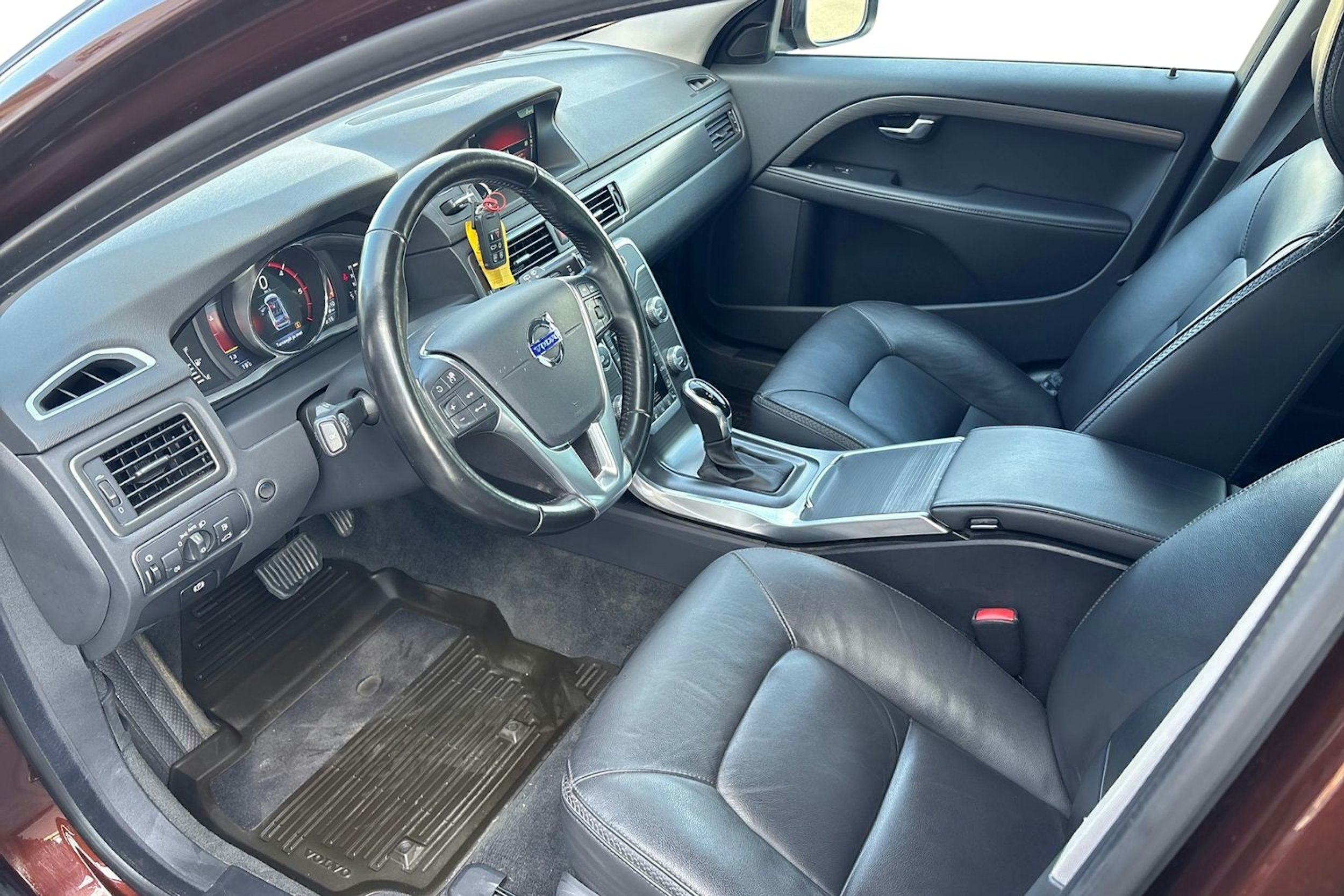punainen Volvo XC70 2015 kuva 7.