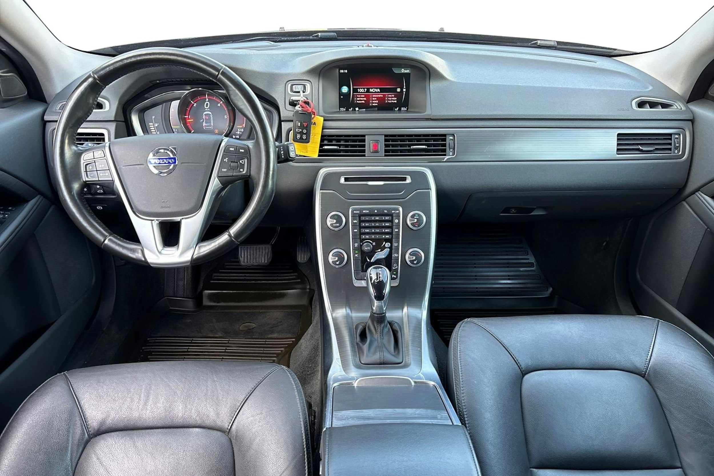 punainen Volvo XC70 2015 kuva 9.
