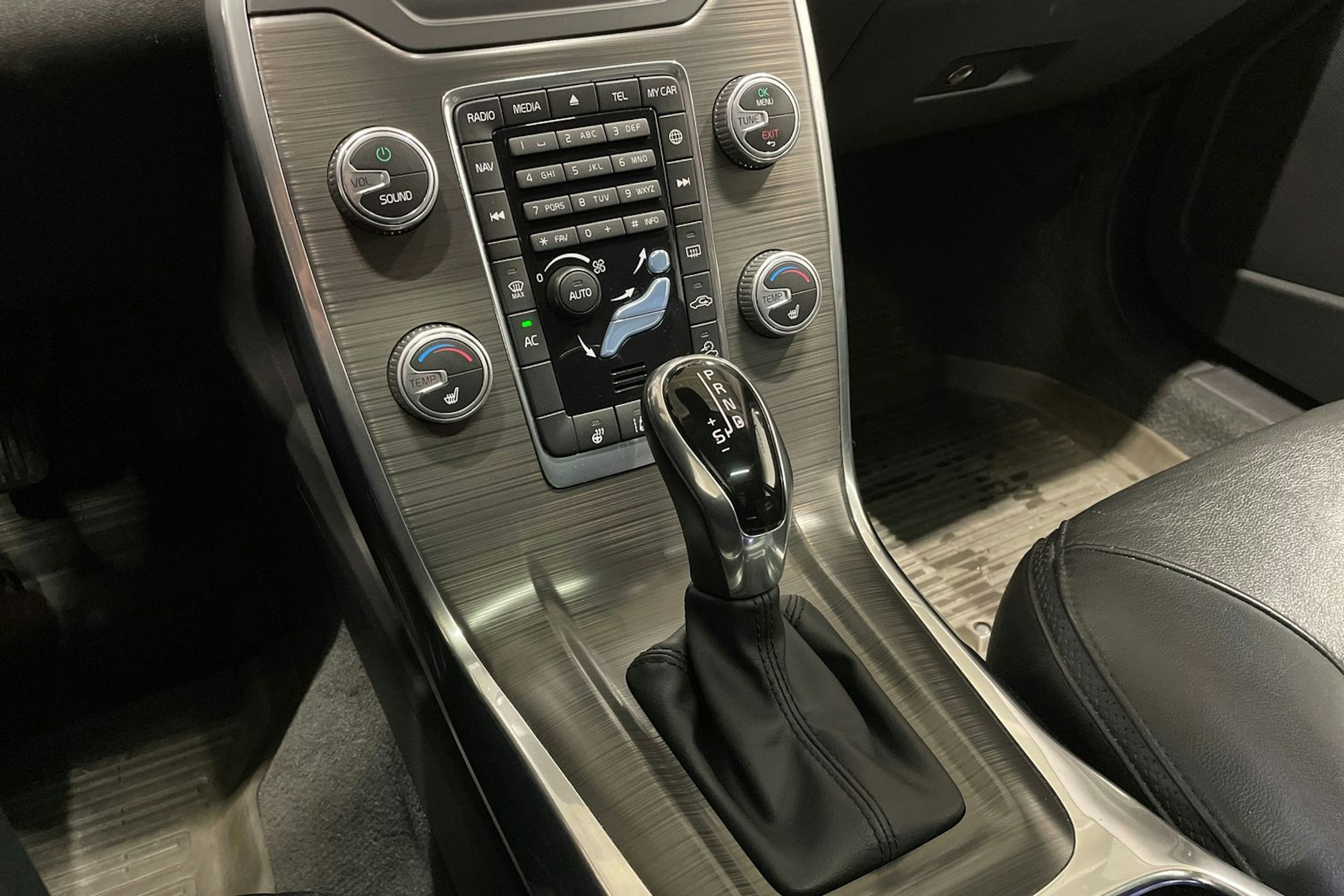 musta Volvo XC70 2015 kuva 19.