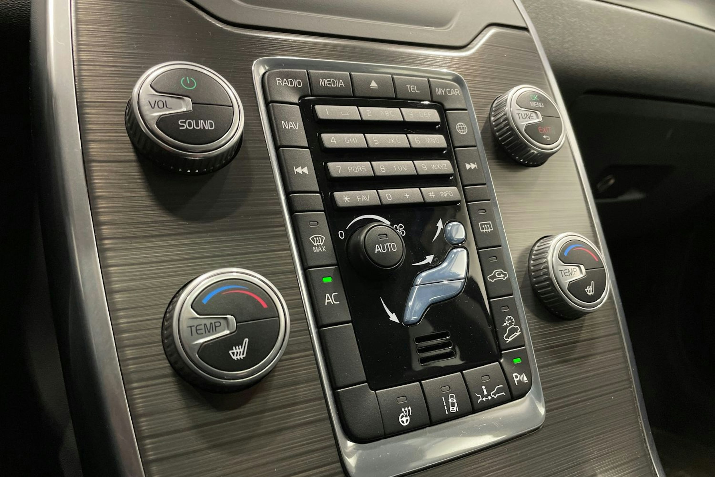 musta Volvo XC70 2015 kuva 20.