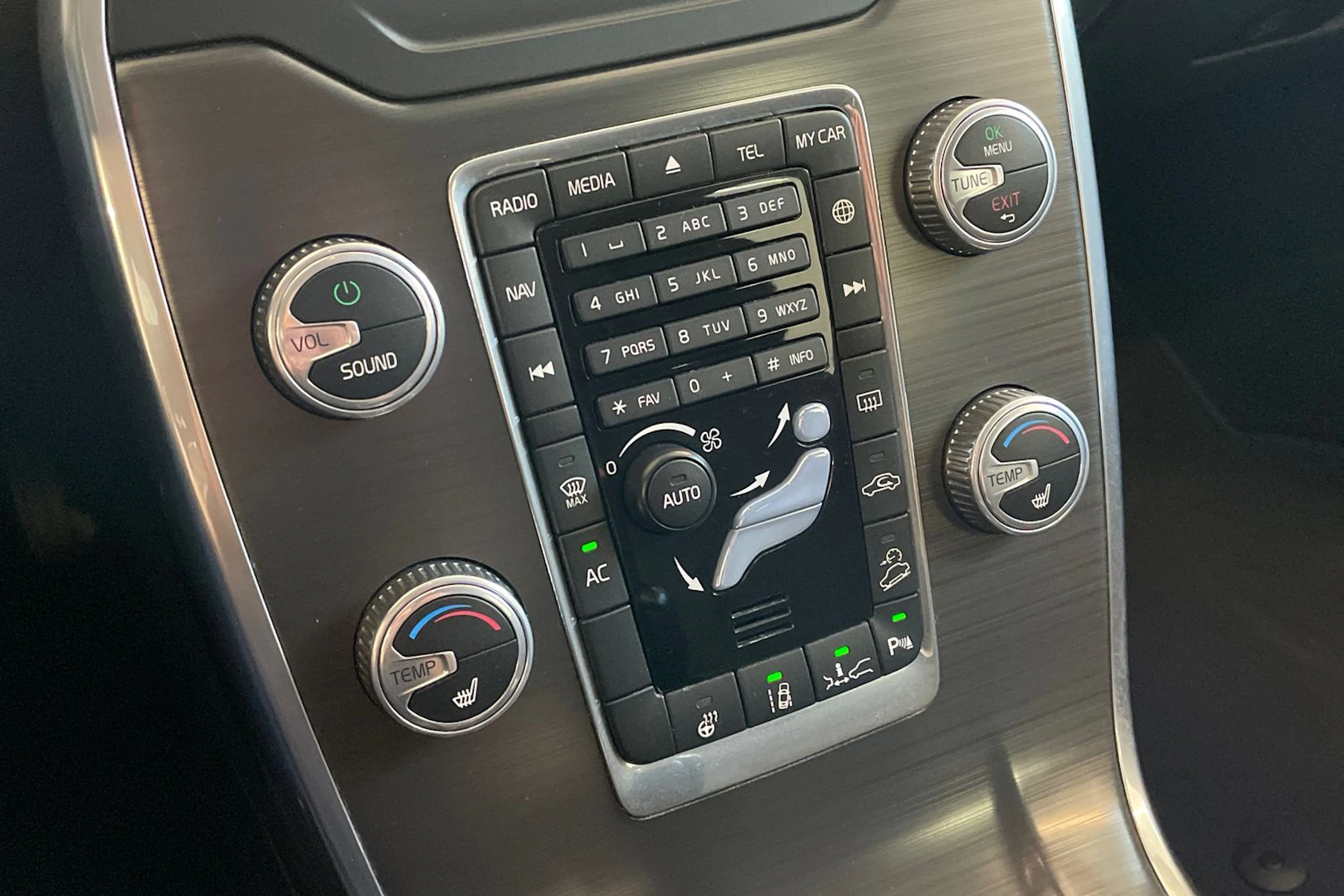 musta Volvo XC70 2015 kuva 20.