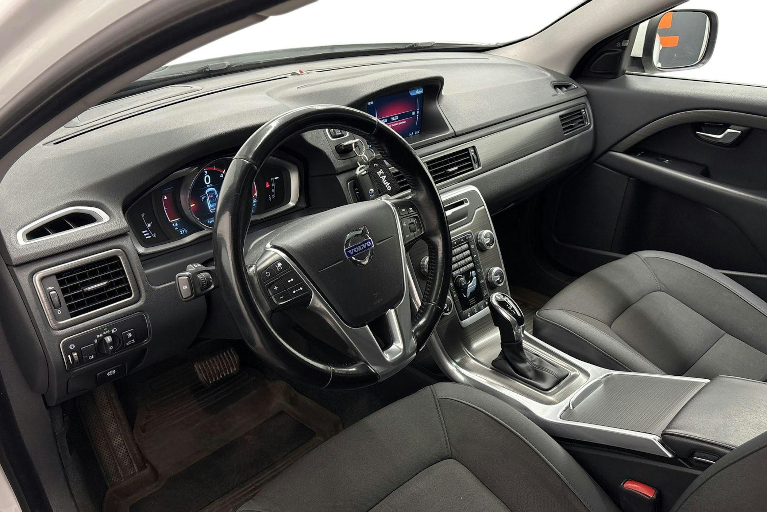 Valkoinen Volvo XC70 2016 kuva 7.