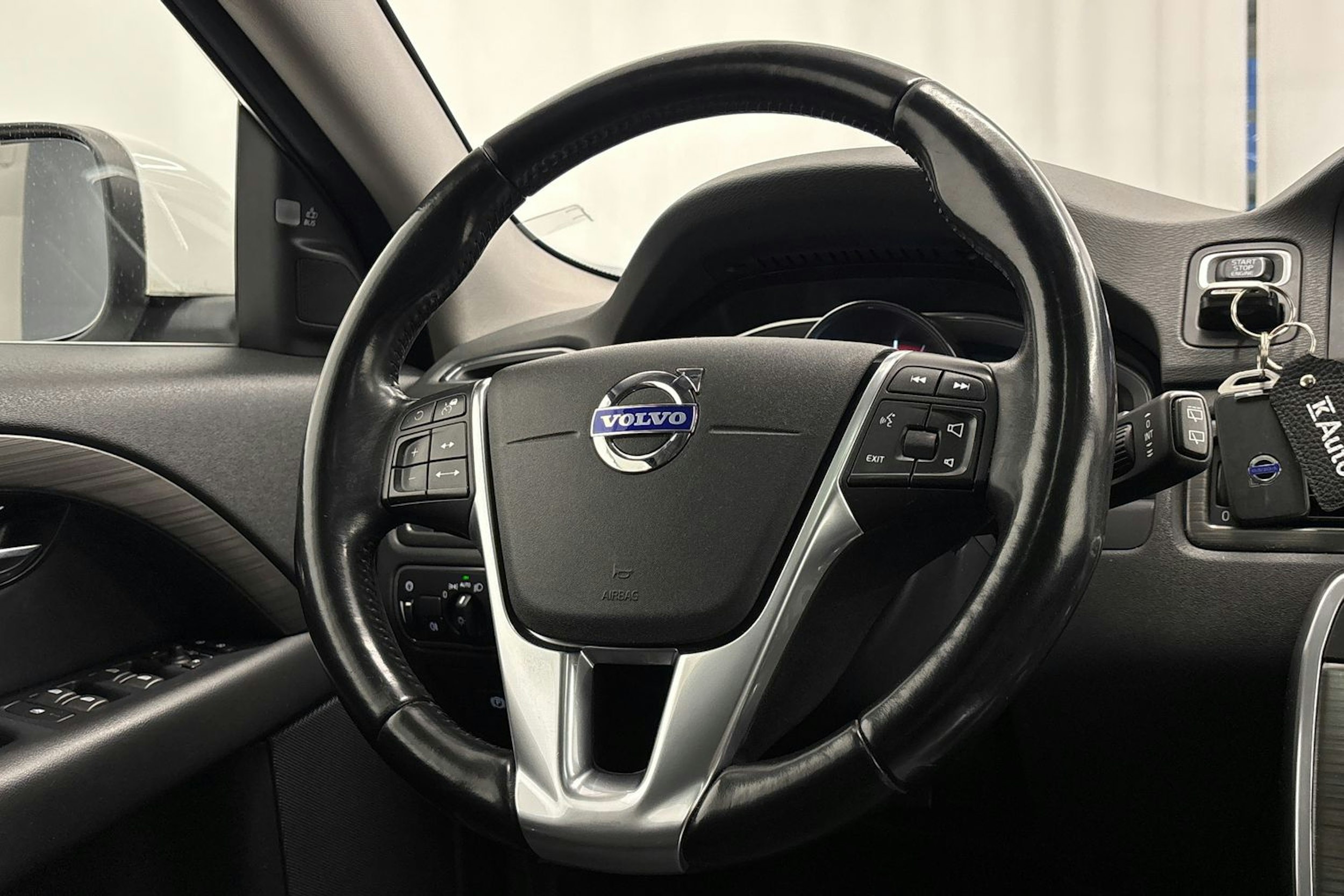 Valkoinen Volvo XC70 2016 kuva 16.