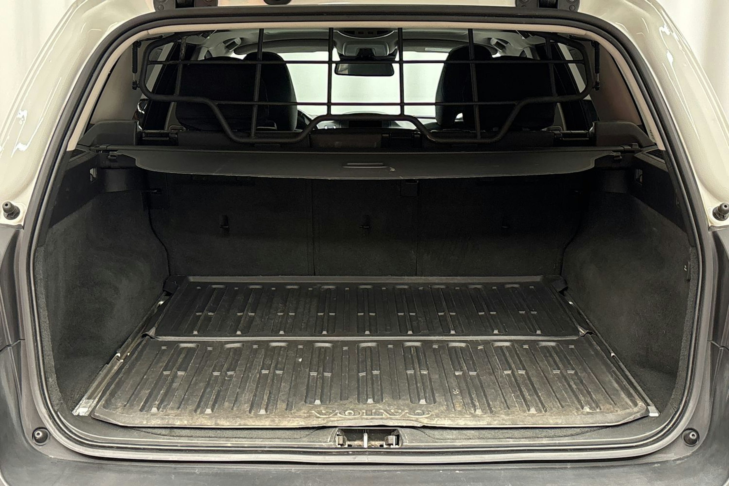 Valkoinen Volvo XC70 2016 kuva 26.