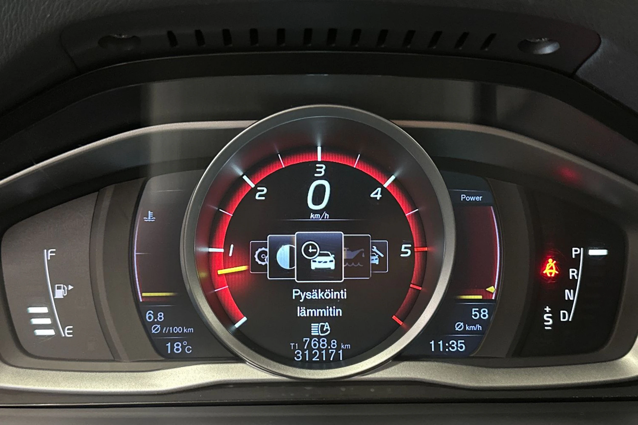 valkoinen Volvo XC70 2016 kuva 22.