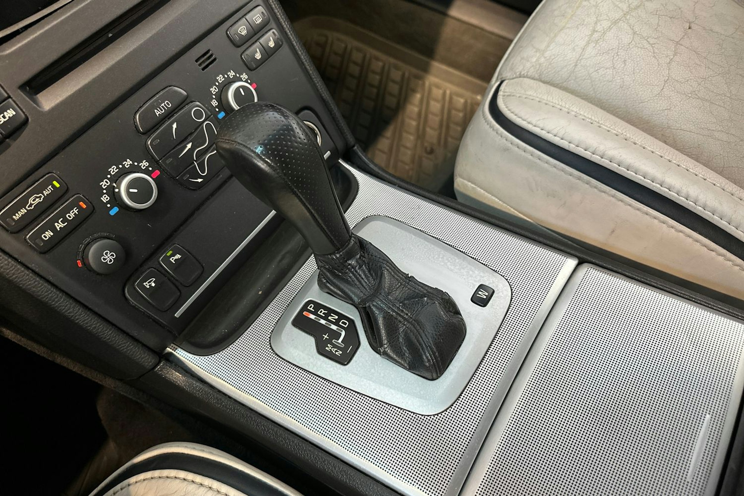 musta Volvo XC90 2010 kuva 22.