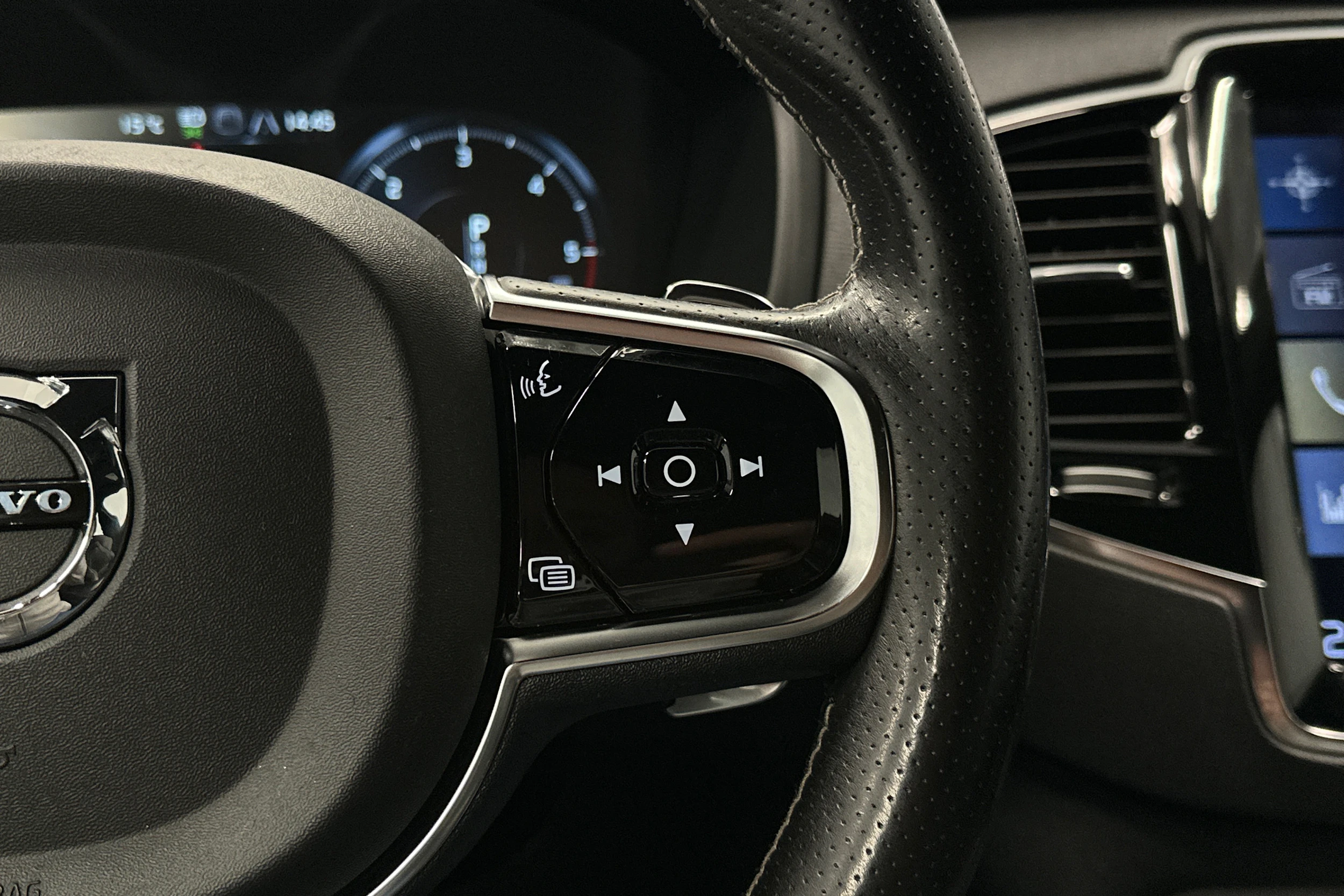 harmaa Volvo XC90 2015 kuva 16.