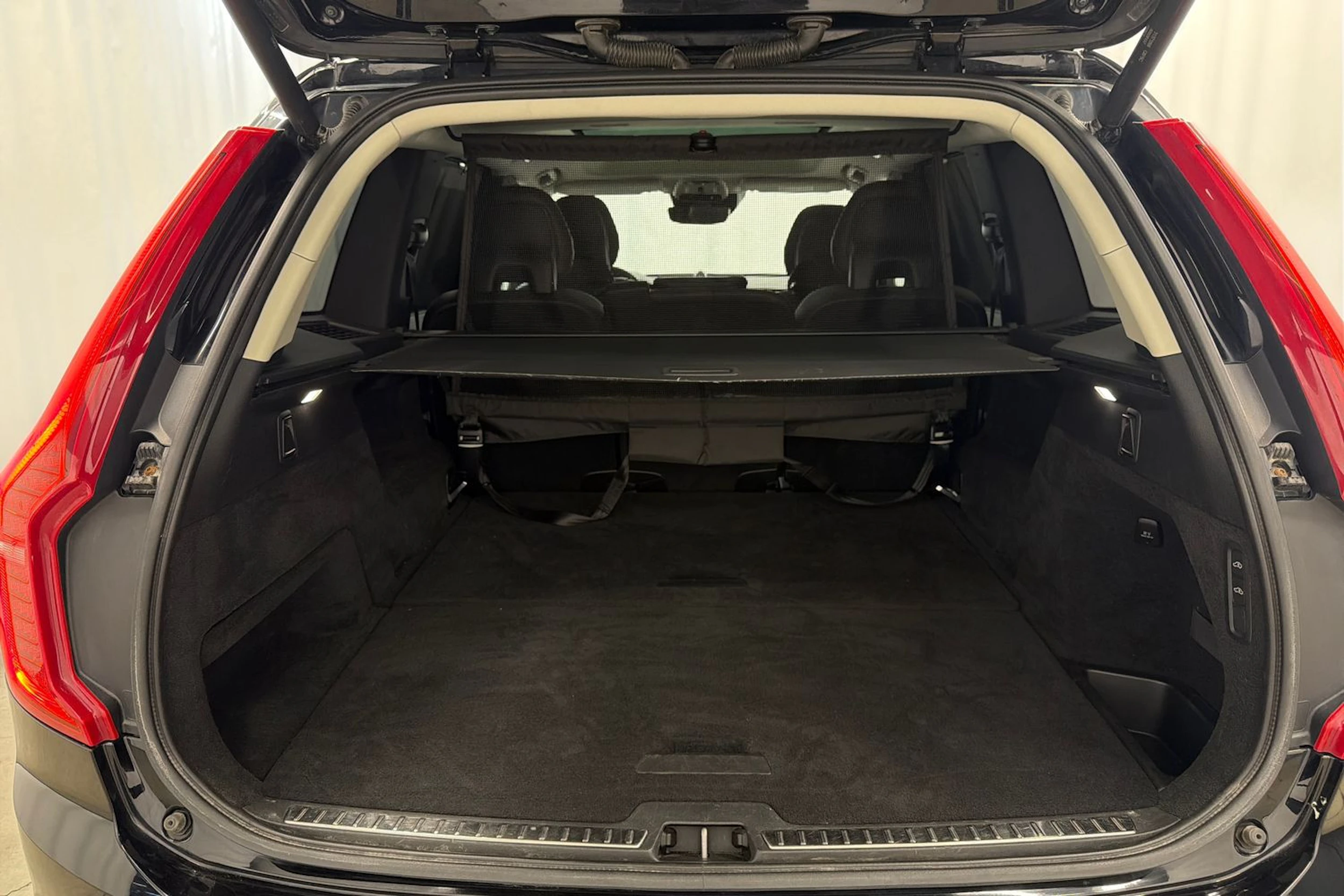 musta Volvo XC90 2015 kuva 11.
