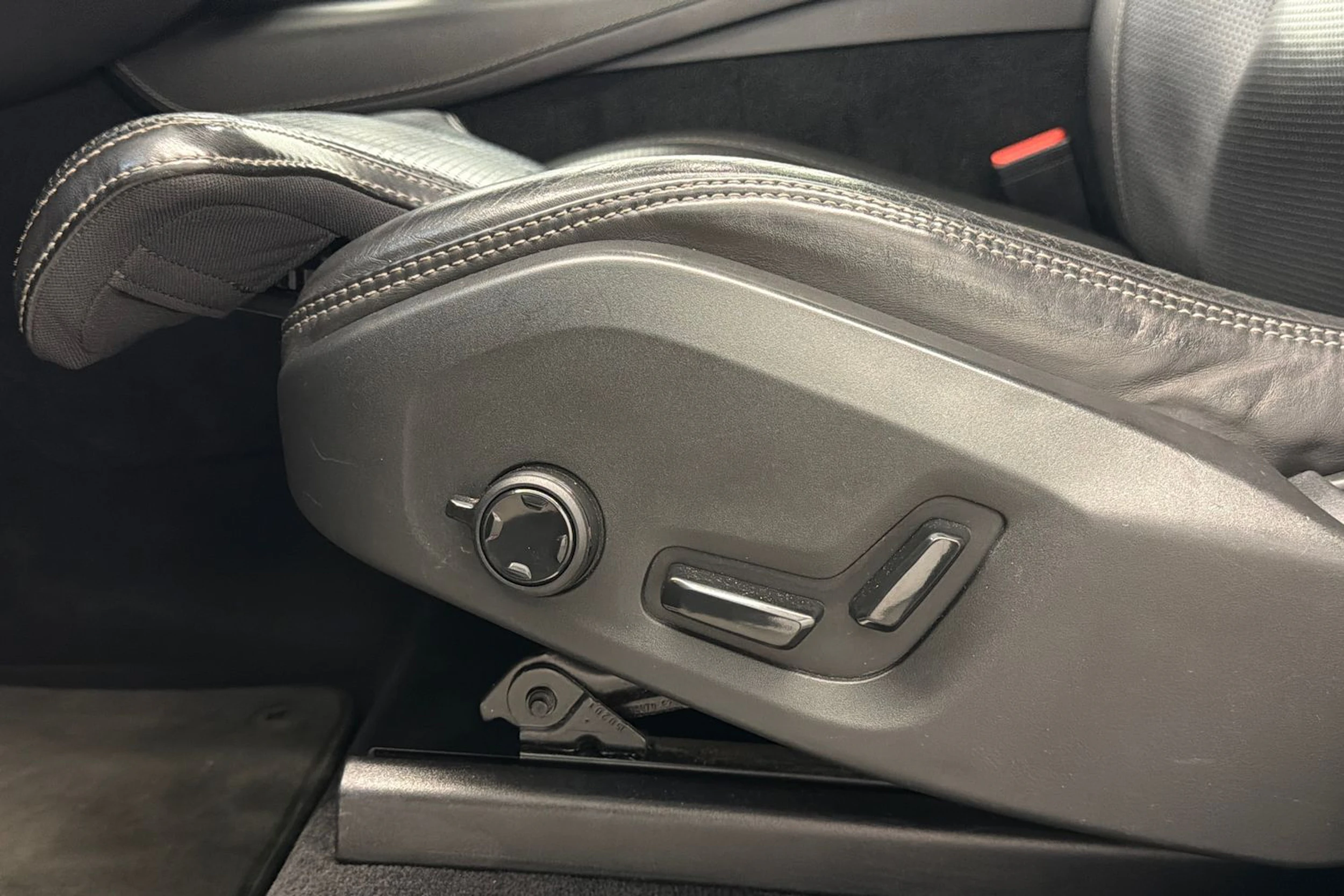 musta Volvo XC90 2015 kuva 14.