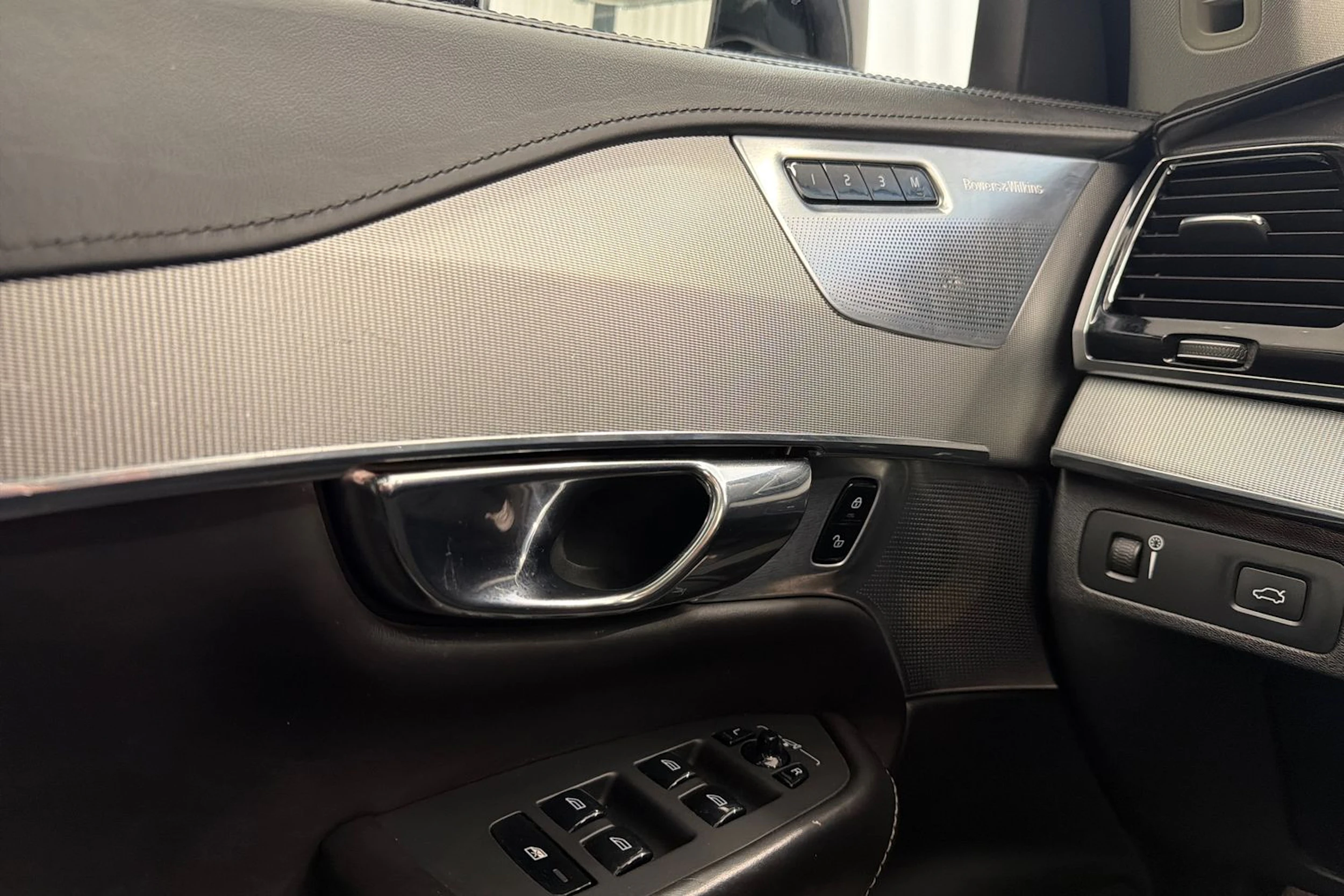 musta Volvo XC90 2015 kuva 15.