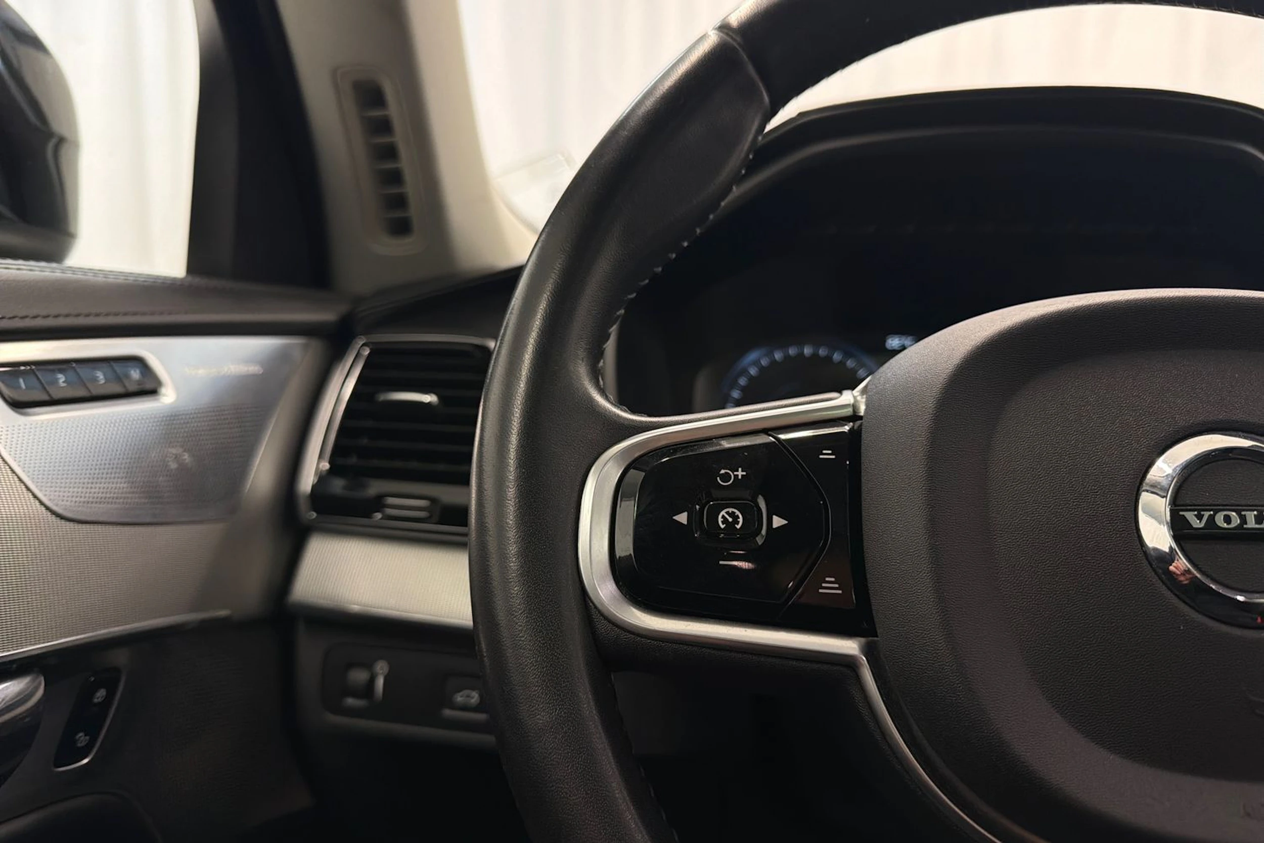 musta Volvo XC90 2015 kuva 16.