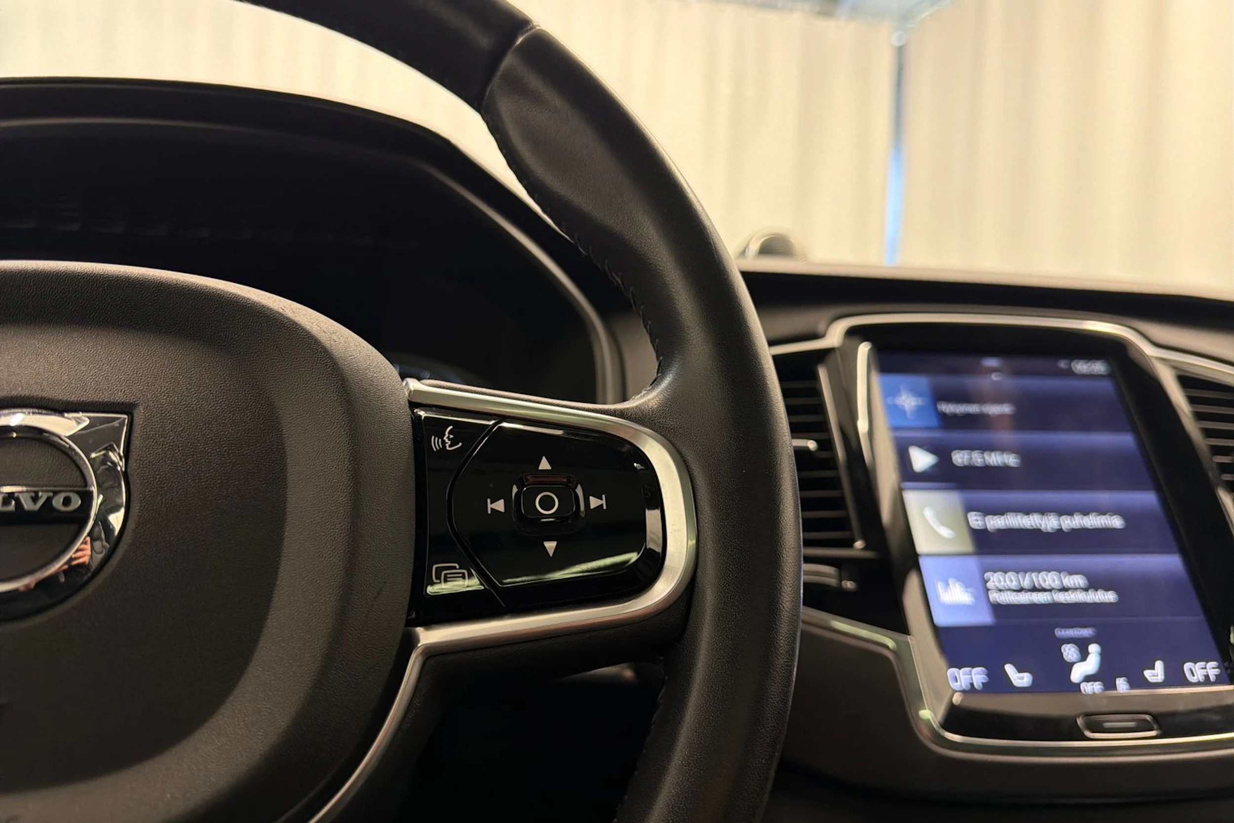 musta Volvo XC90 2015 kuva 17.