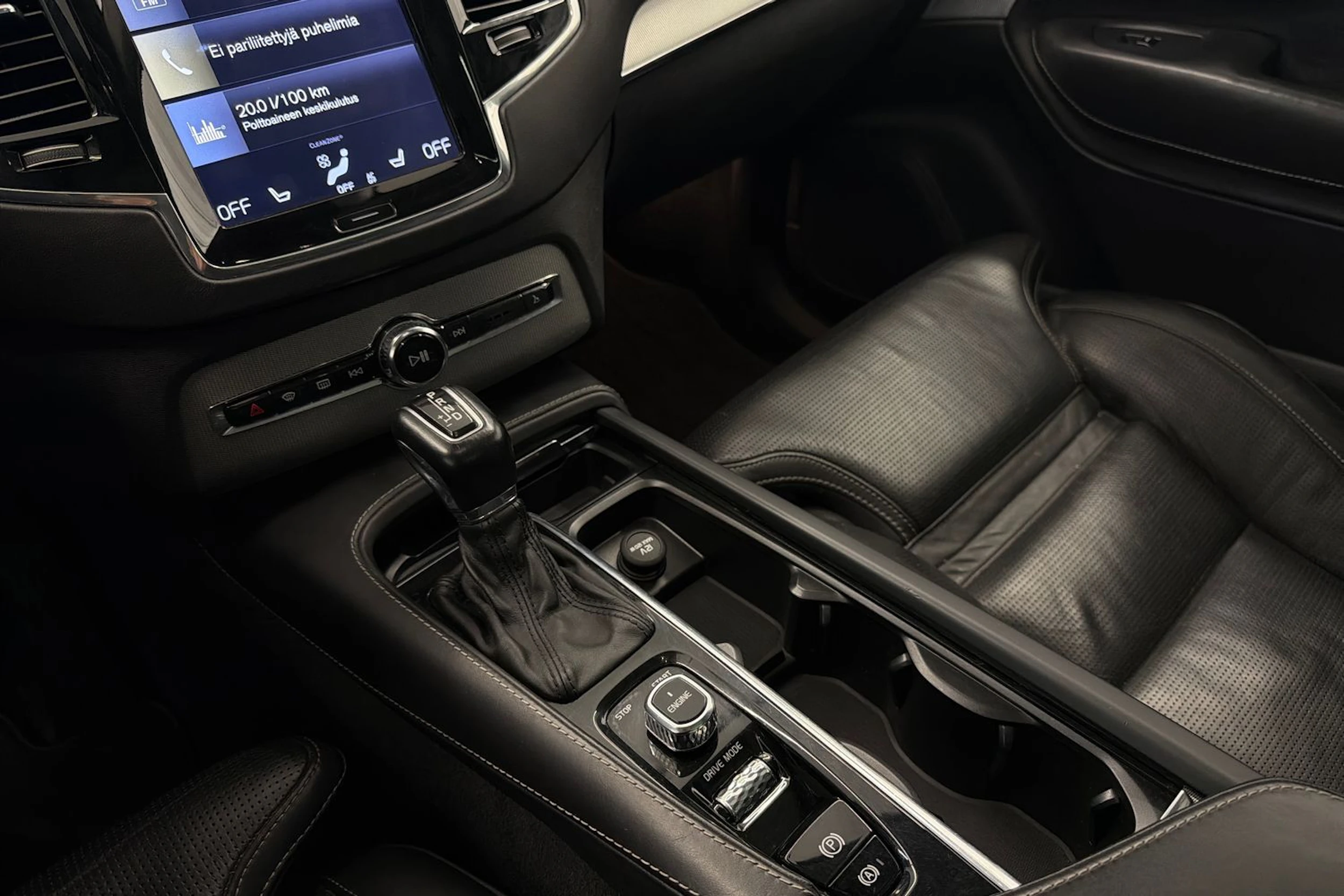 musta Volvo XC90 2015 kuva 19.