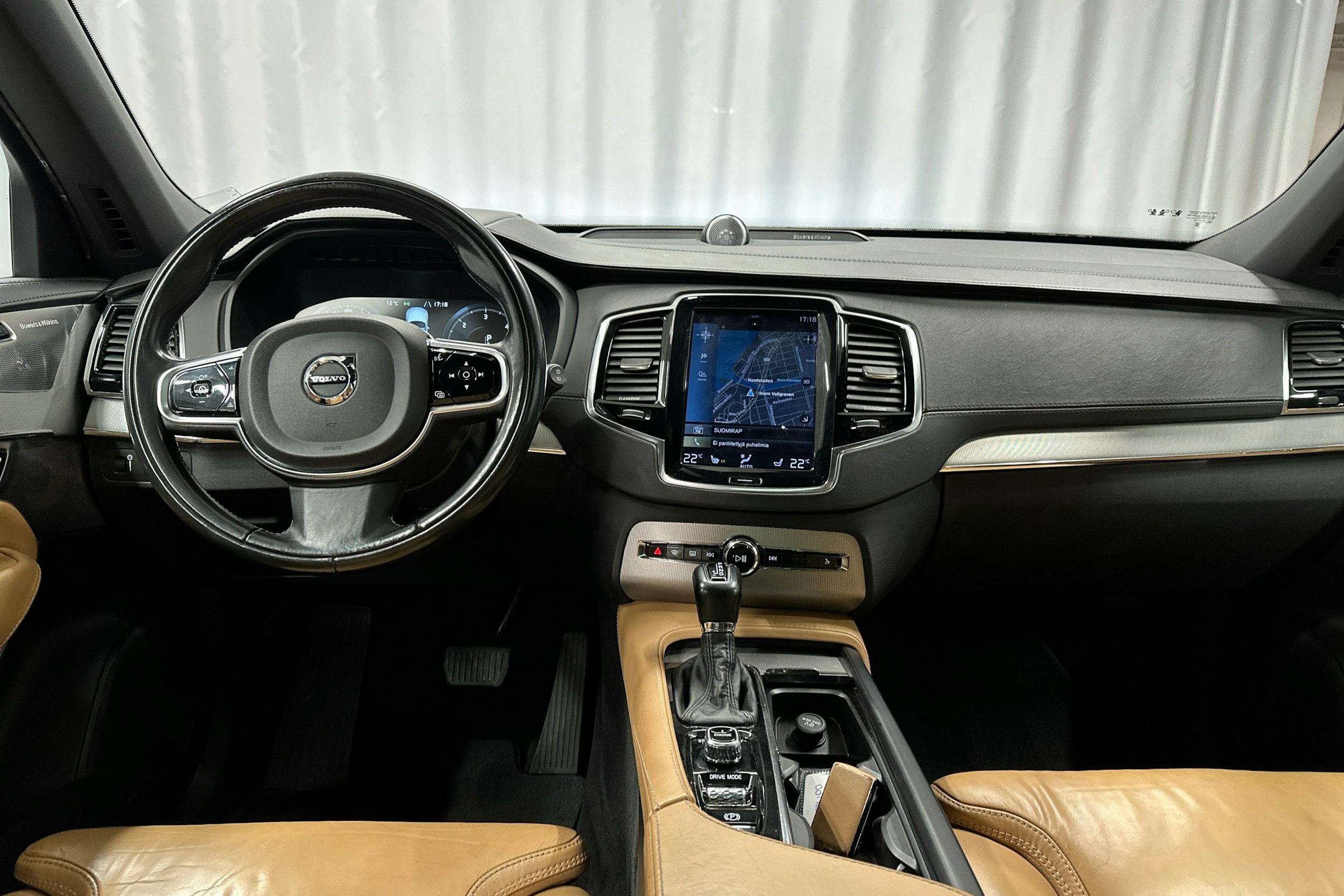 musta Volvo XC90 2016 kuva 7.