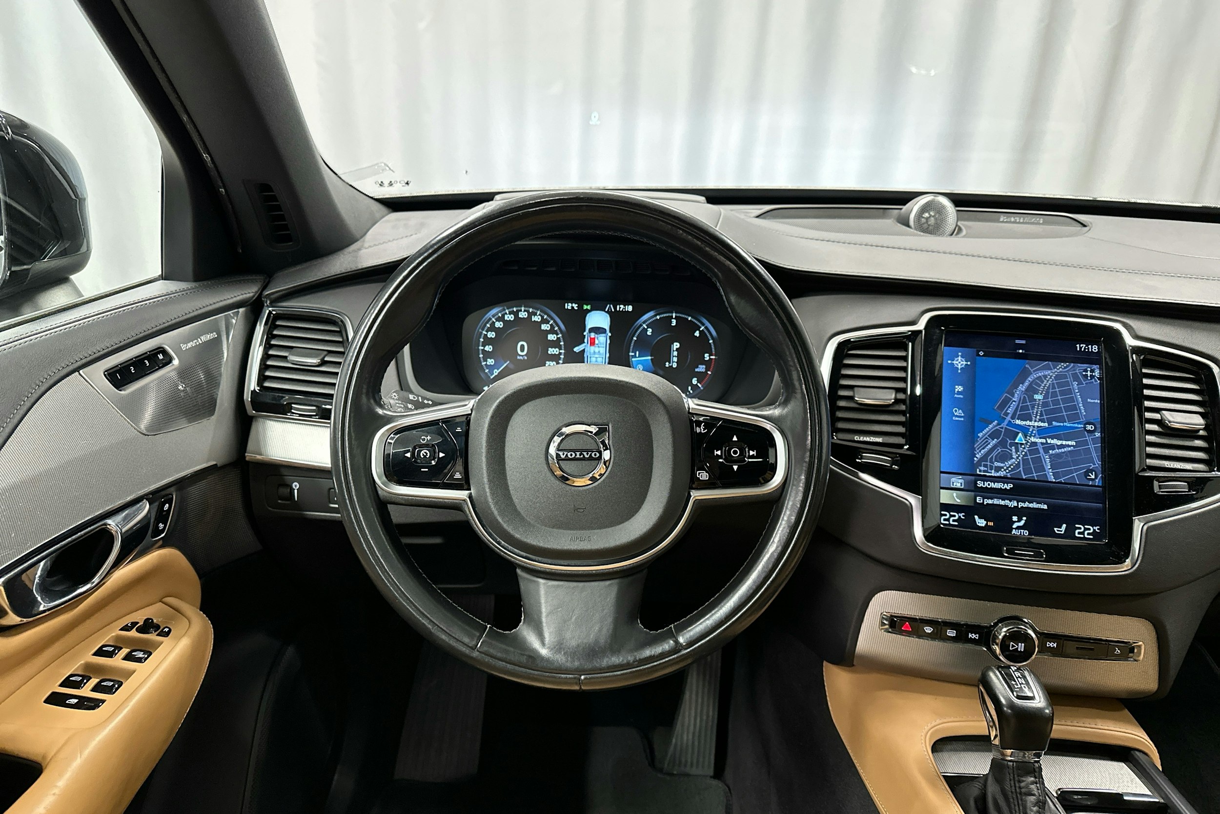 musta Volvo XC90 2016 kuva 8.