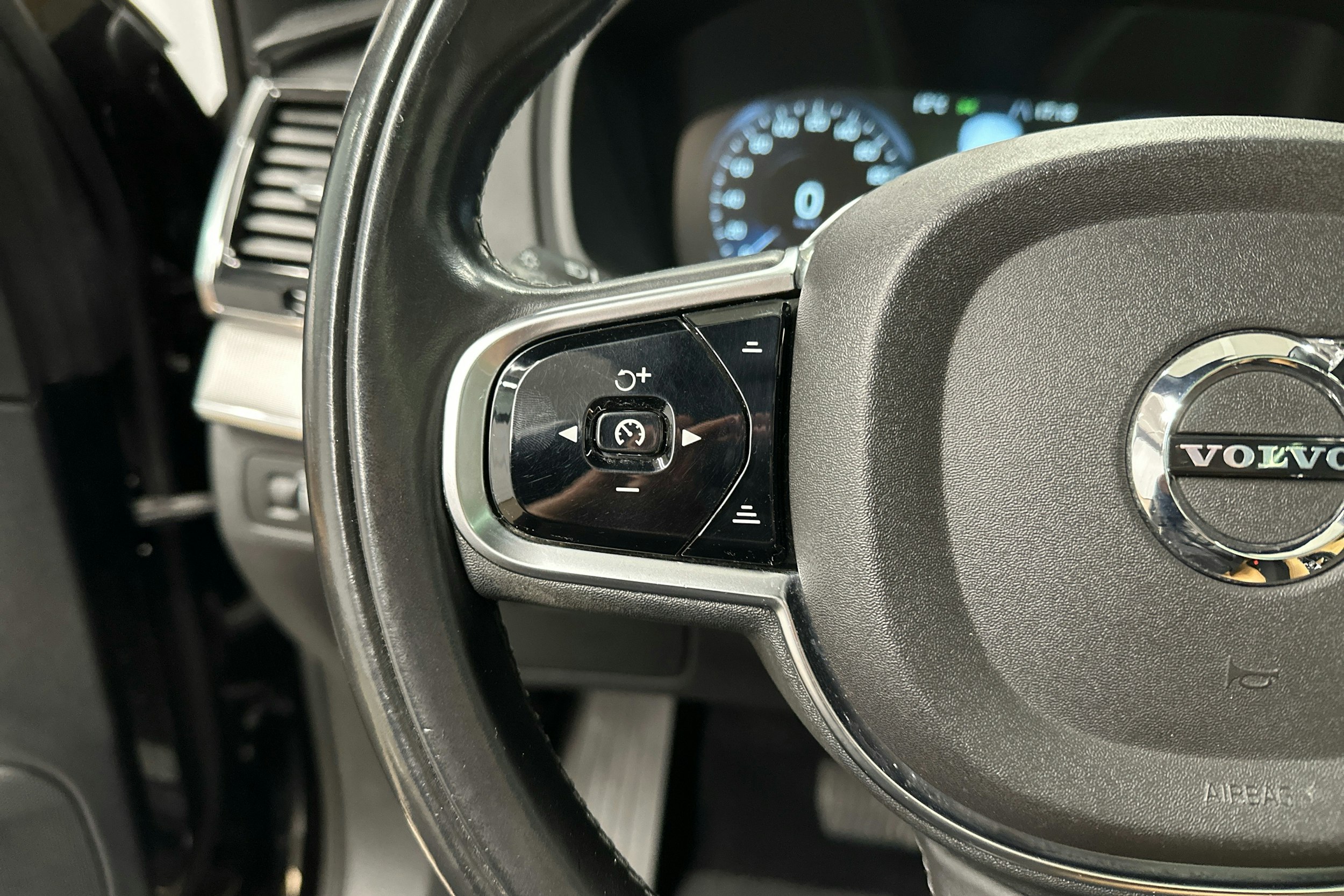 musta Volvo XC90 2016 kuva 11.