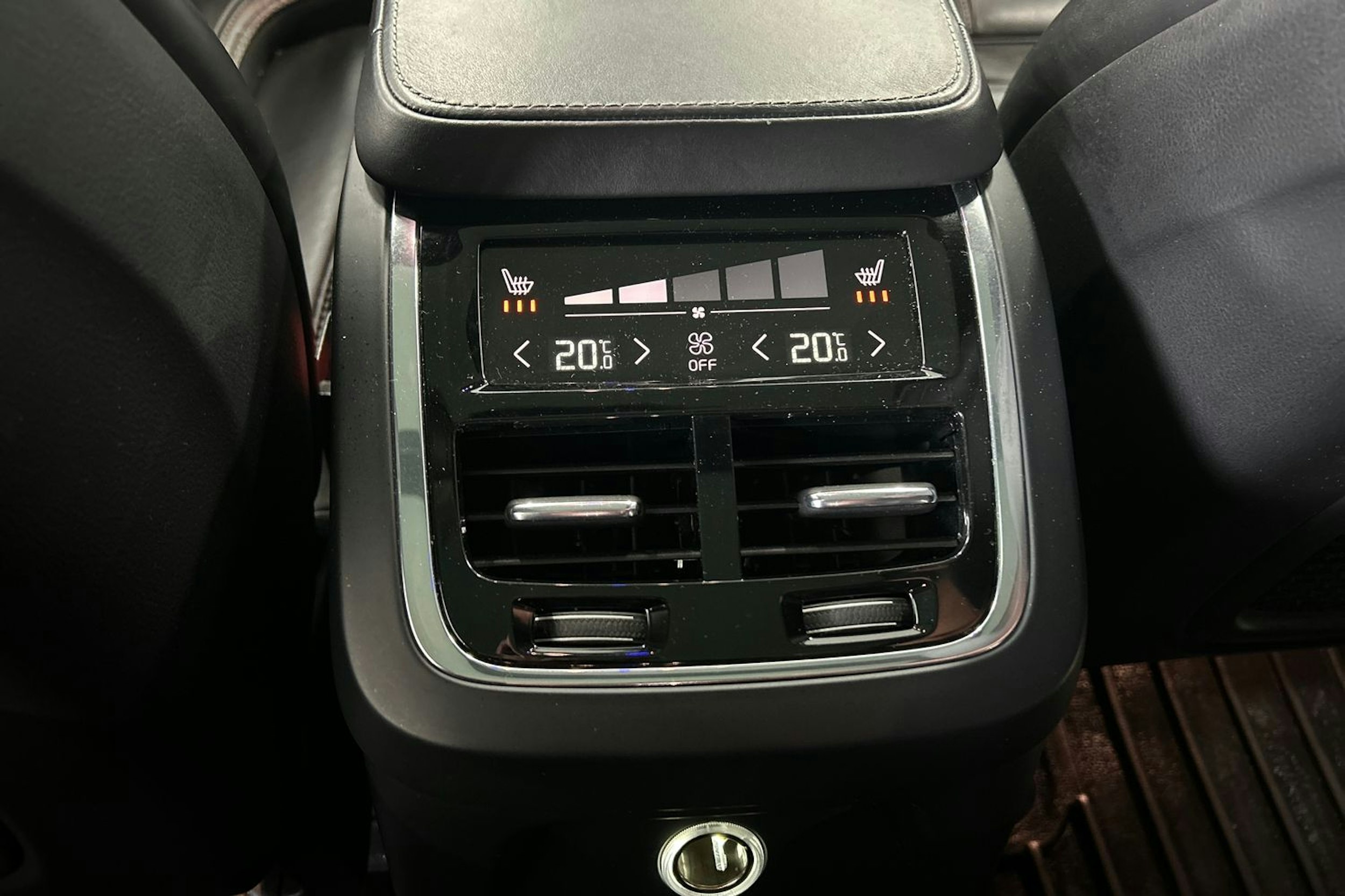 harmaa Volvo XC90 2016 kuva 32.