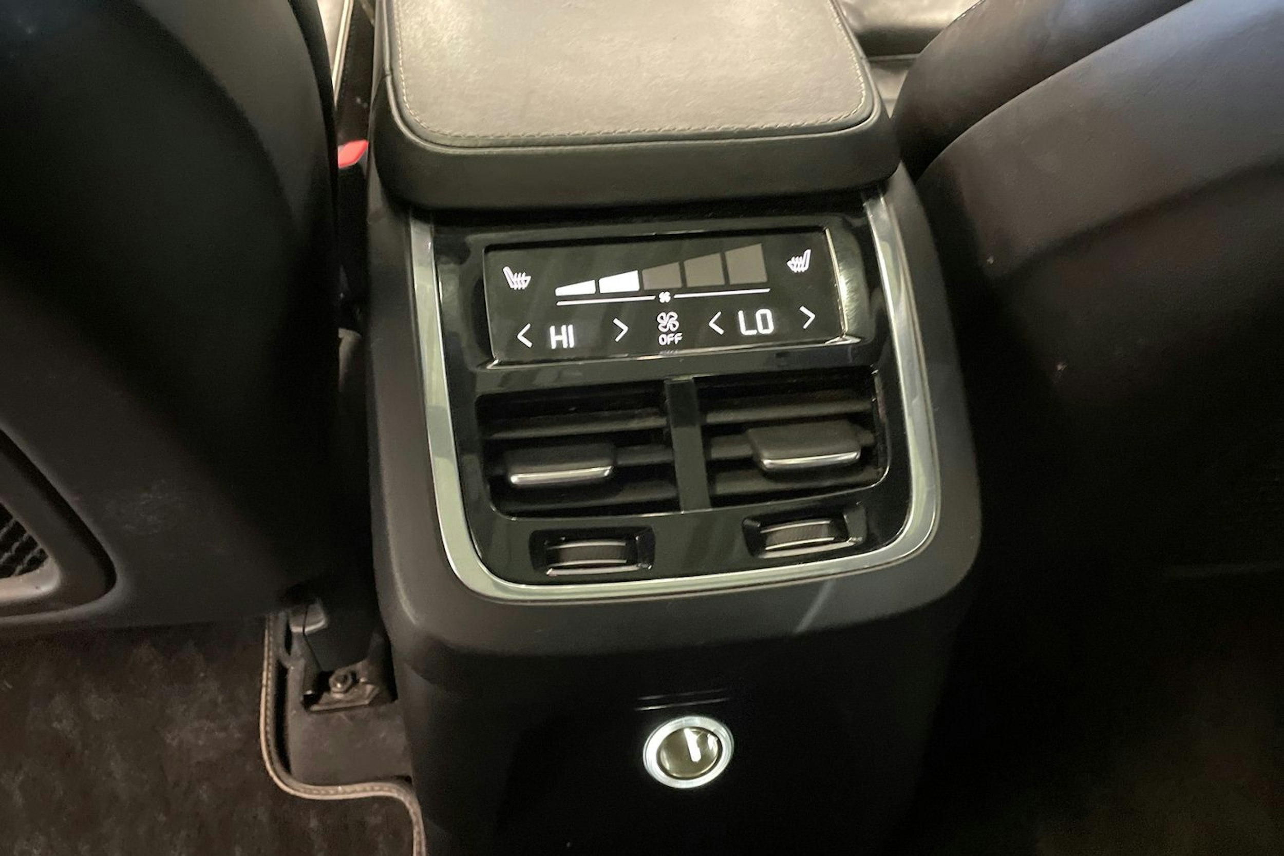 valkoinen Volvo XC90 2016 kuva 16.