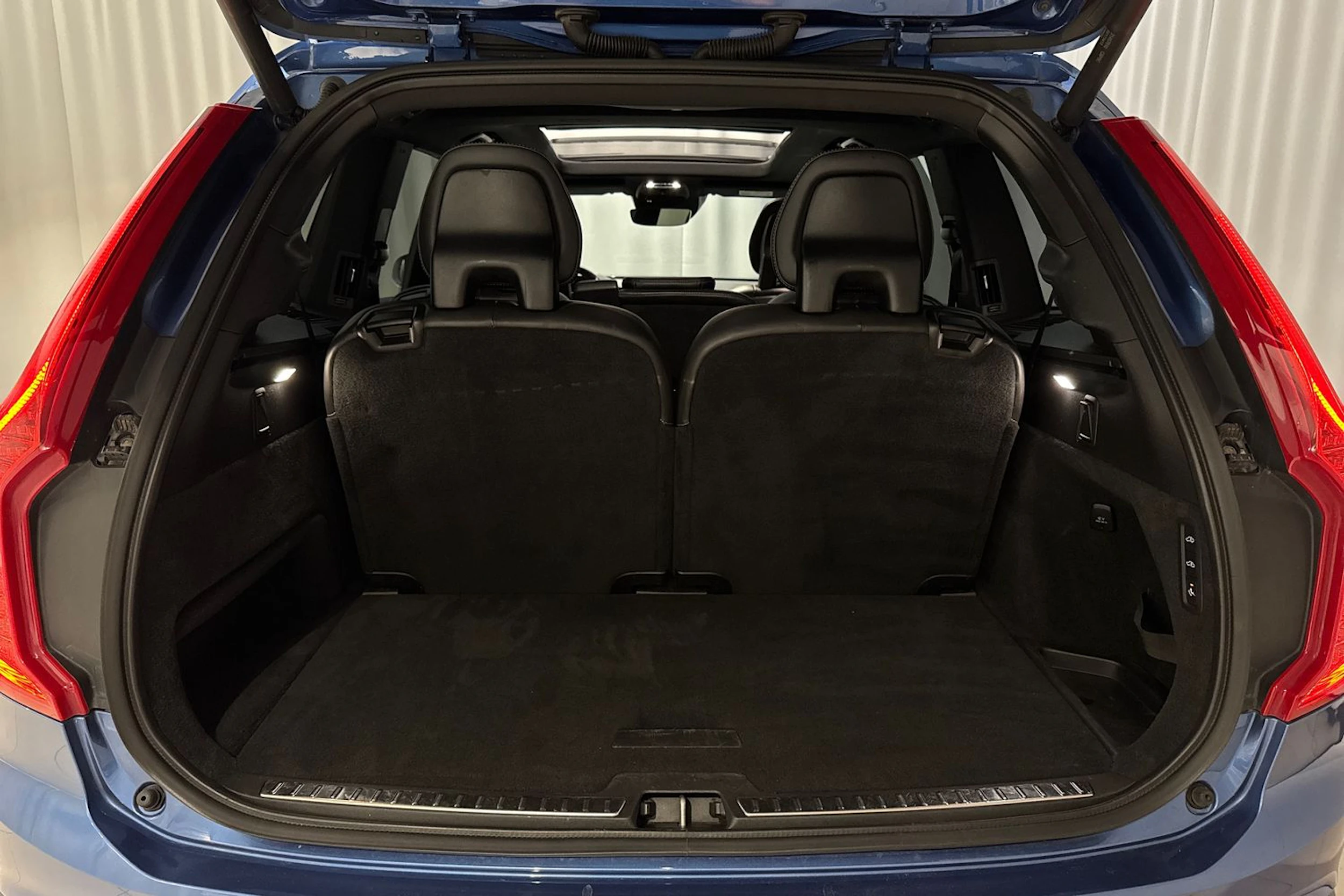 sininen Volvo XC90 2016 kuva 13.