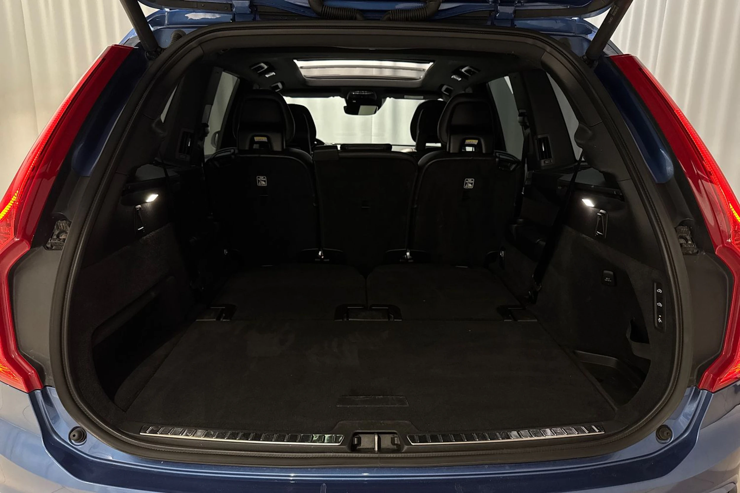 sininen Volvo XC90 2016 kuva 14.