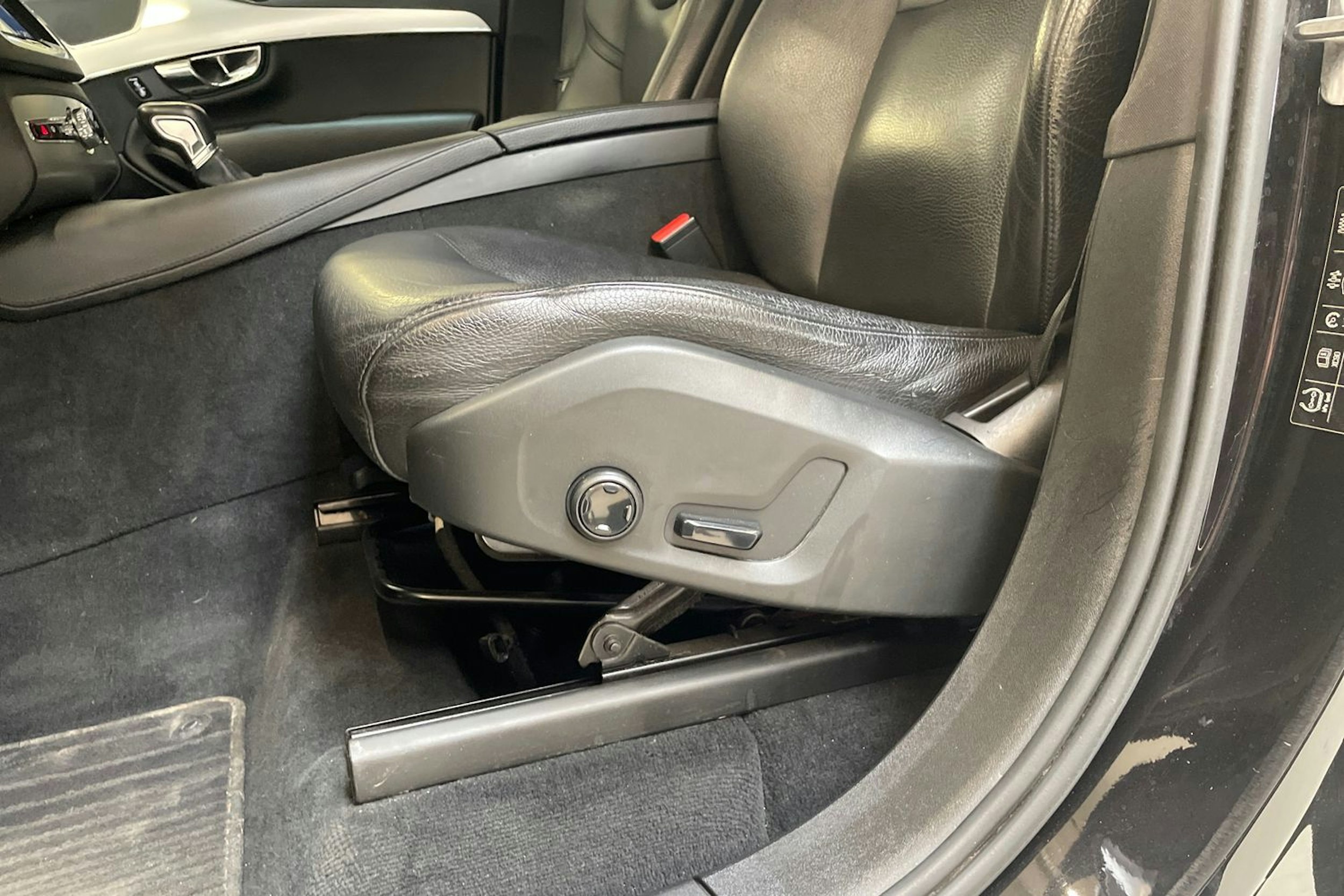 musta Volvo XC90 2016 kuva 15.