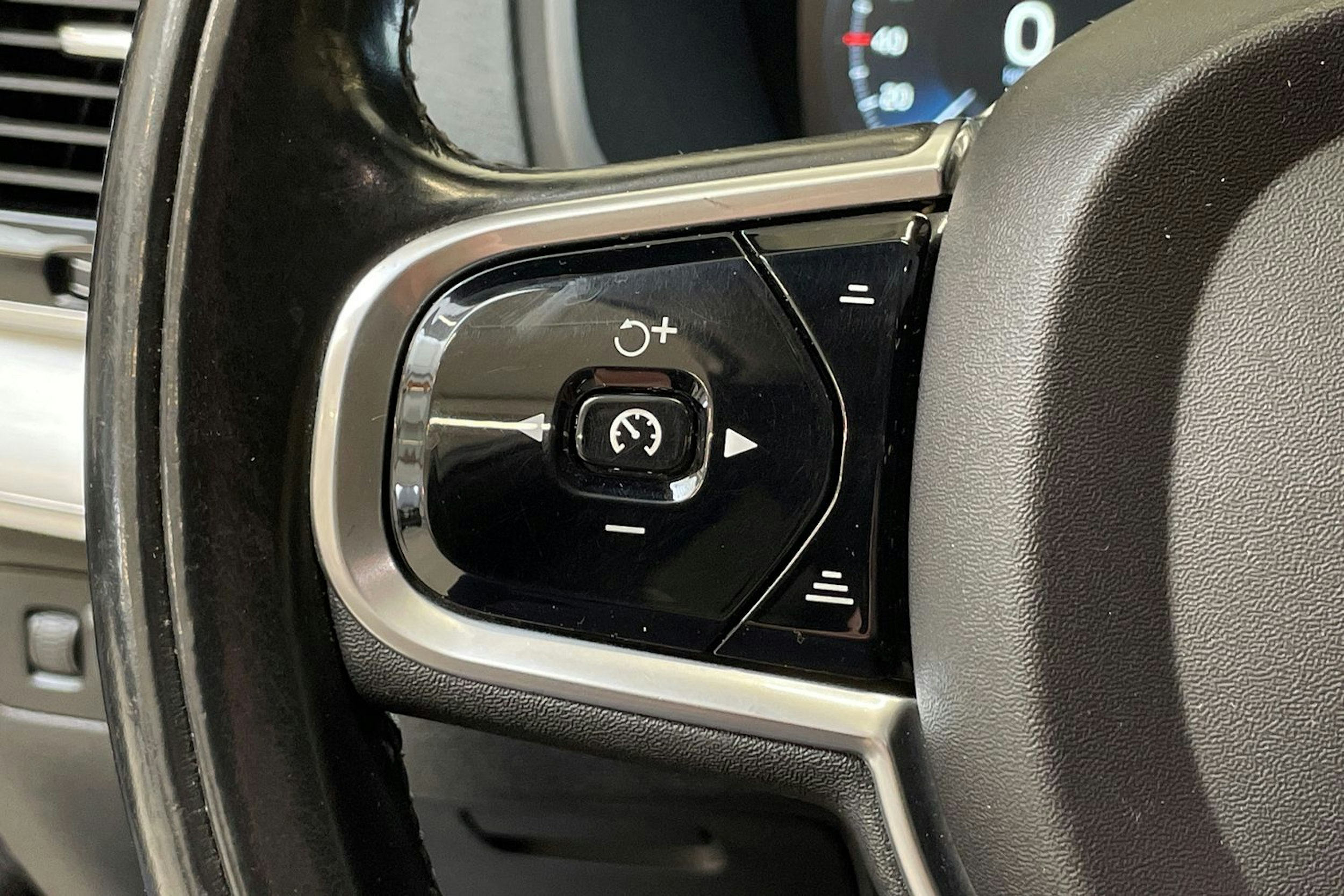 musta Volvo XC90 2016 kuva 17.